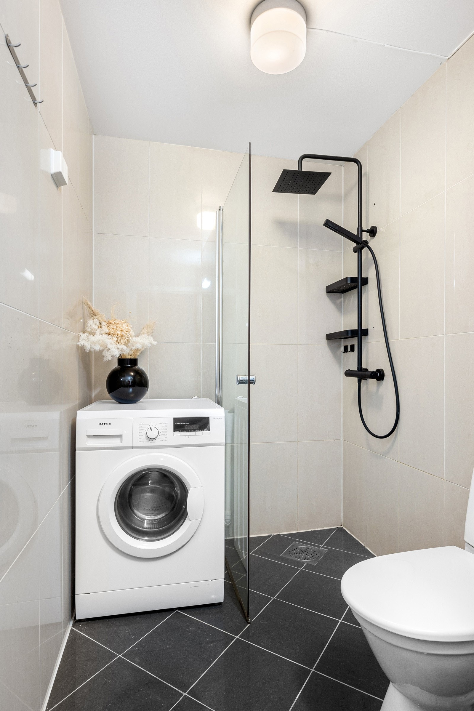 Dusjhjørne og opplegg til vaskemaskin. Galleribilde