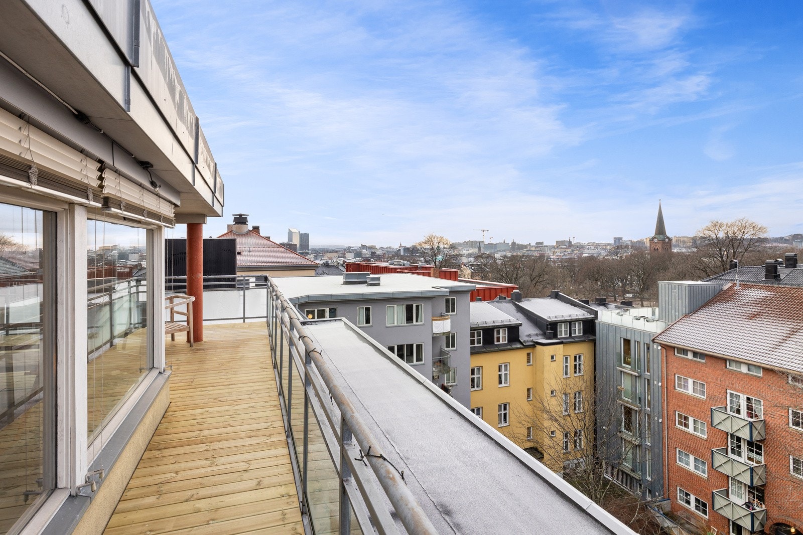 Terrasse med upåklagelige solforhold med sol nesten hele dagen. Her kan du nyte solen sent på kveld. Galleribilde
