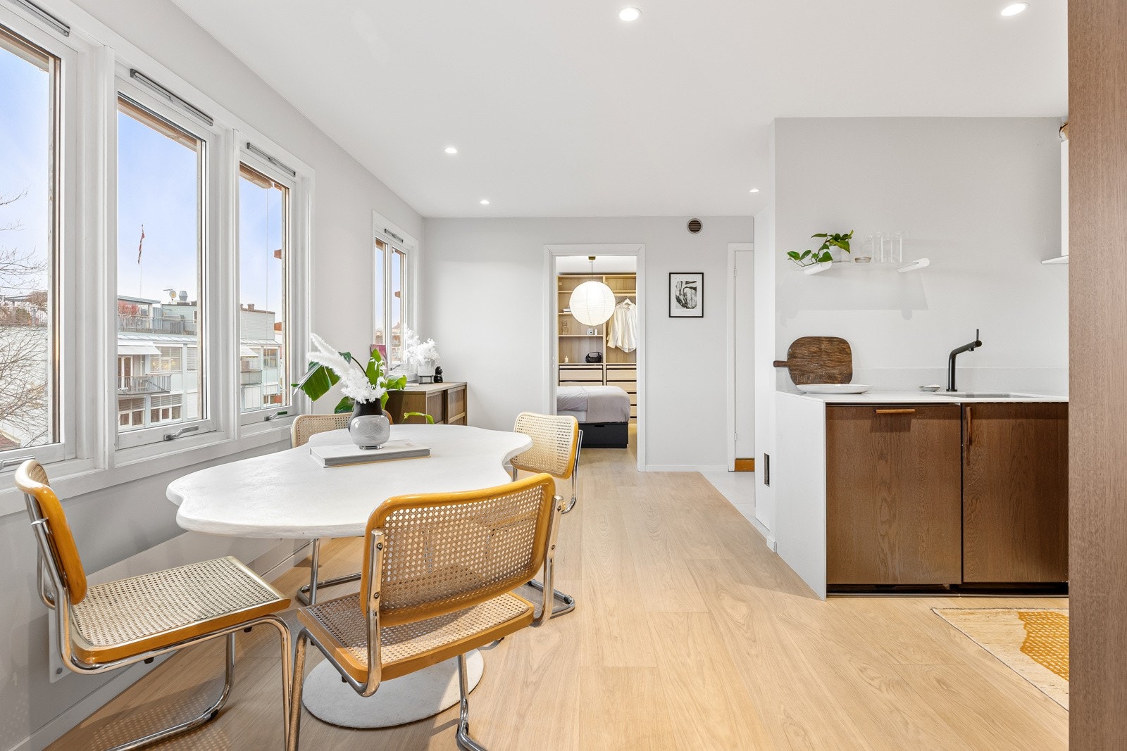 Leiligheten har flere store vindusflater. Lysinnslippet og utsynet setter et unikt preg i leiligheten. Galleribilde