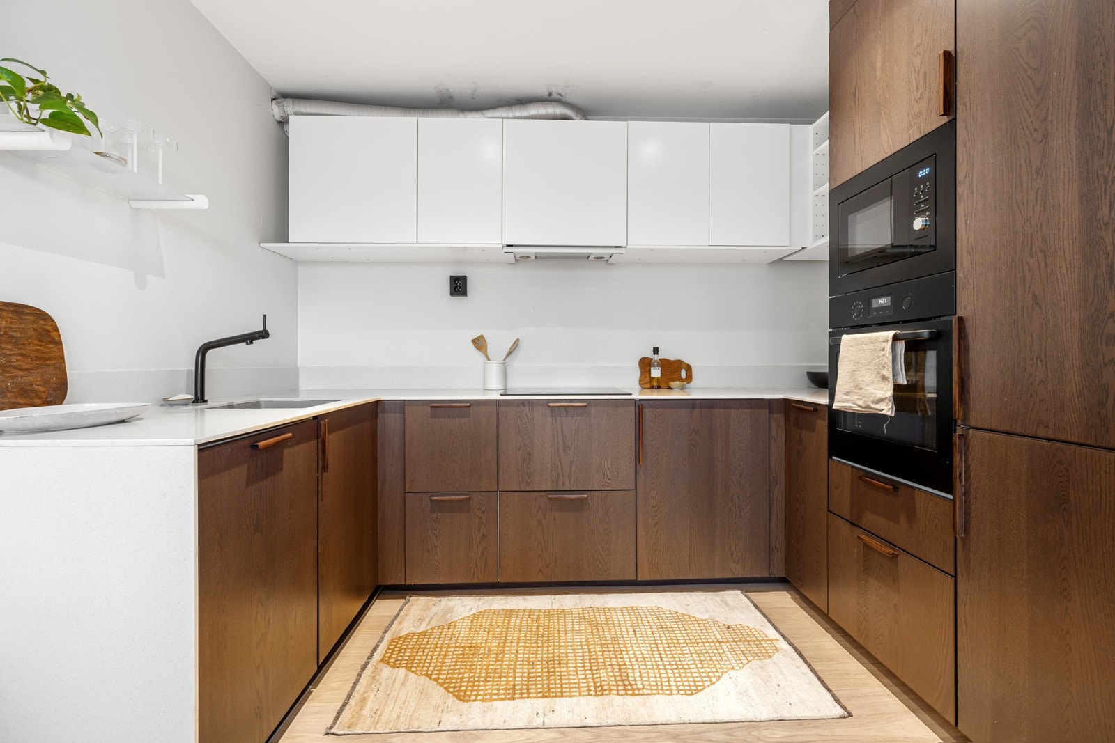 Integrerte hvitevarer. Integrert kjøleskap med frysedel, komfyr, mikrobølgeovn, platetopp, oppvaskmaskin, kjøkkenventilator tilkoblet avtrekkskanal. Galleribilde