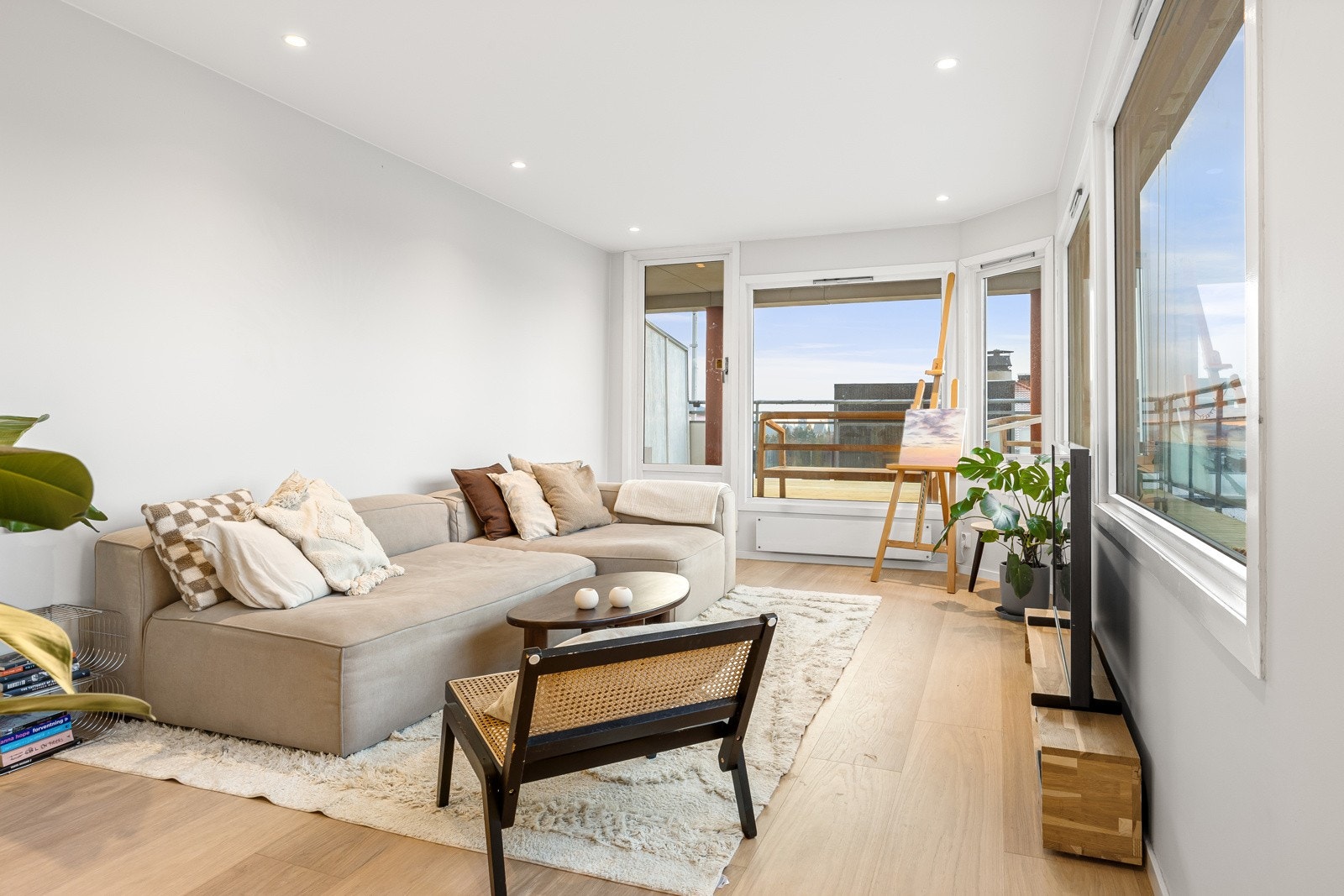 Det er fin plass til møblering i stuen. Galleribilde