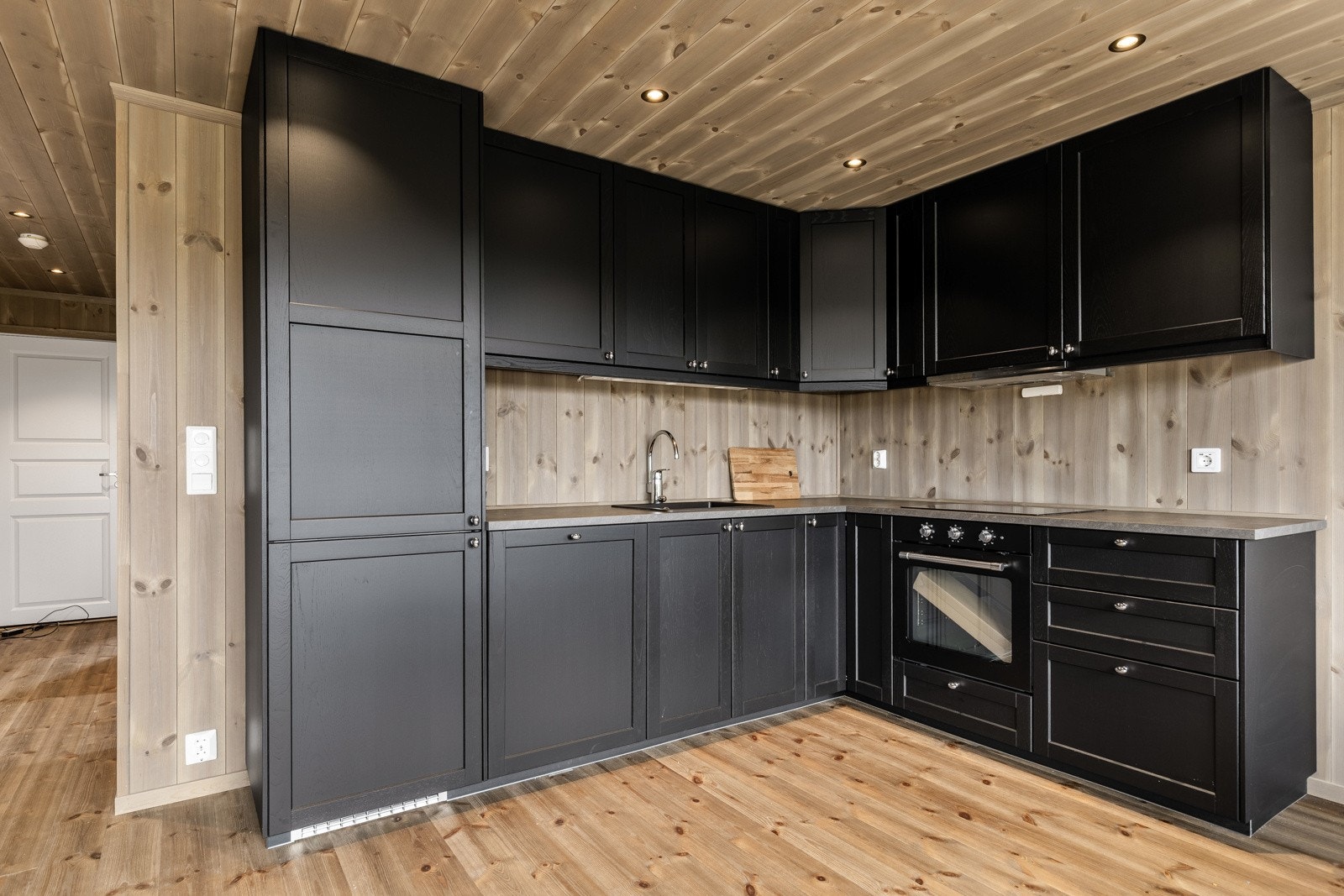 Kjøkkenet er moderne og velutstyrt med alt du trenger for å tilberede deilige måltider, inkludert oppvaskmaskin, komfyr og rikelig med benkplass. Galleribilde