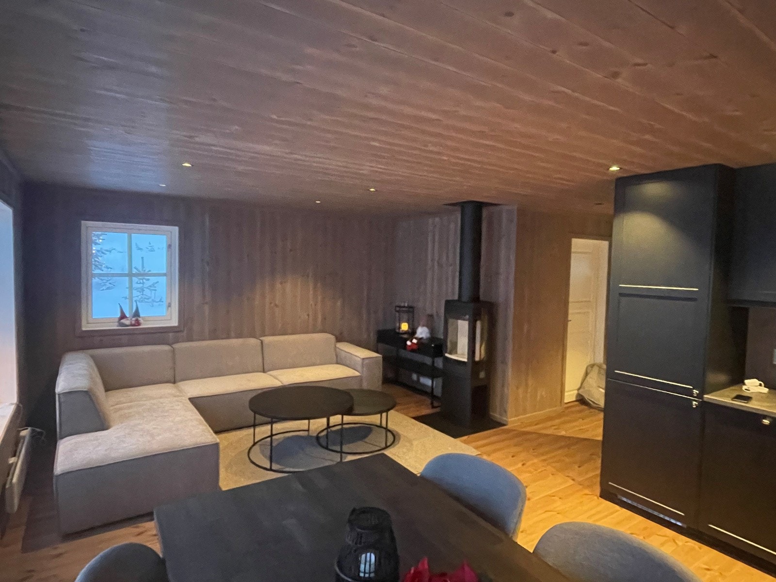 I stuen er det plassert en koselig peis som gir rikelig med varme og hygge på kjølige dager. Galleribilde