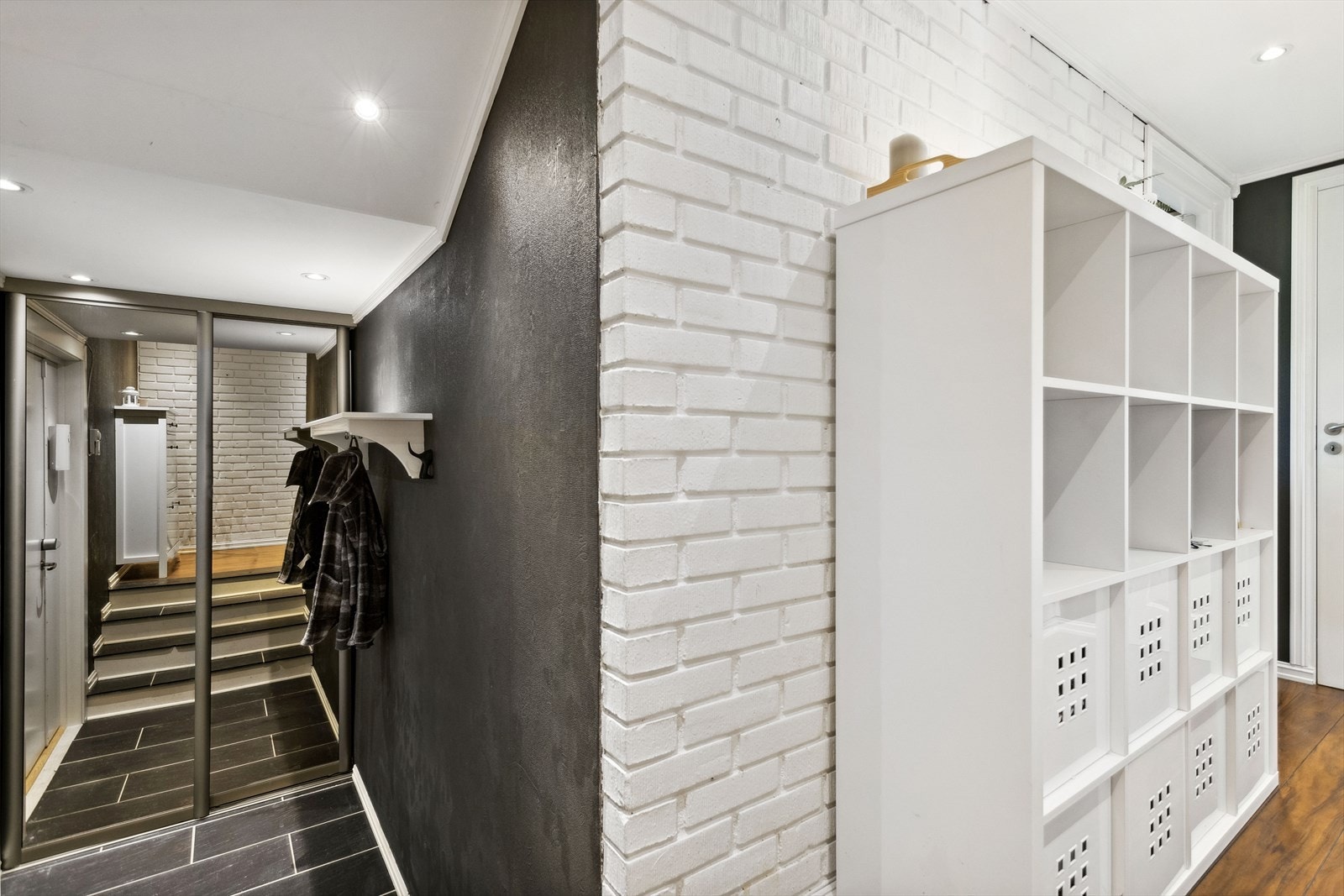 I entreen er det oppbevaringsmuligheter i skyvedørsgarderobe, samt oppheng av ytterklær. Galleribilde