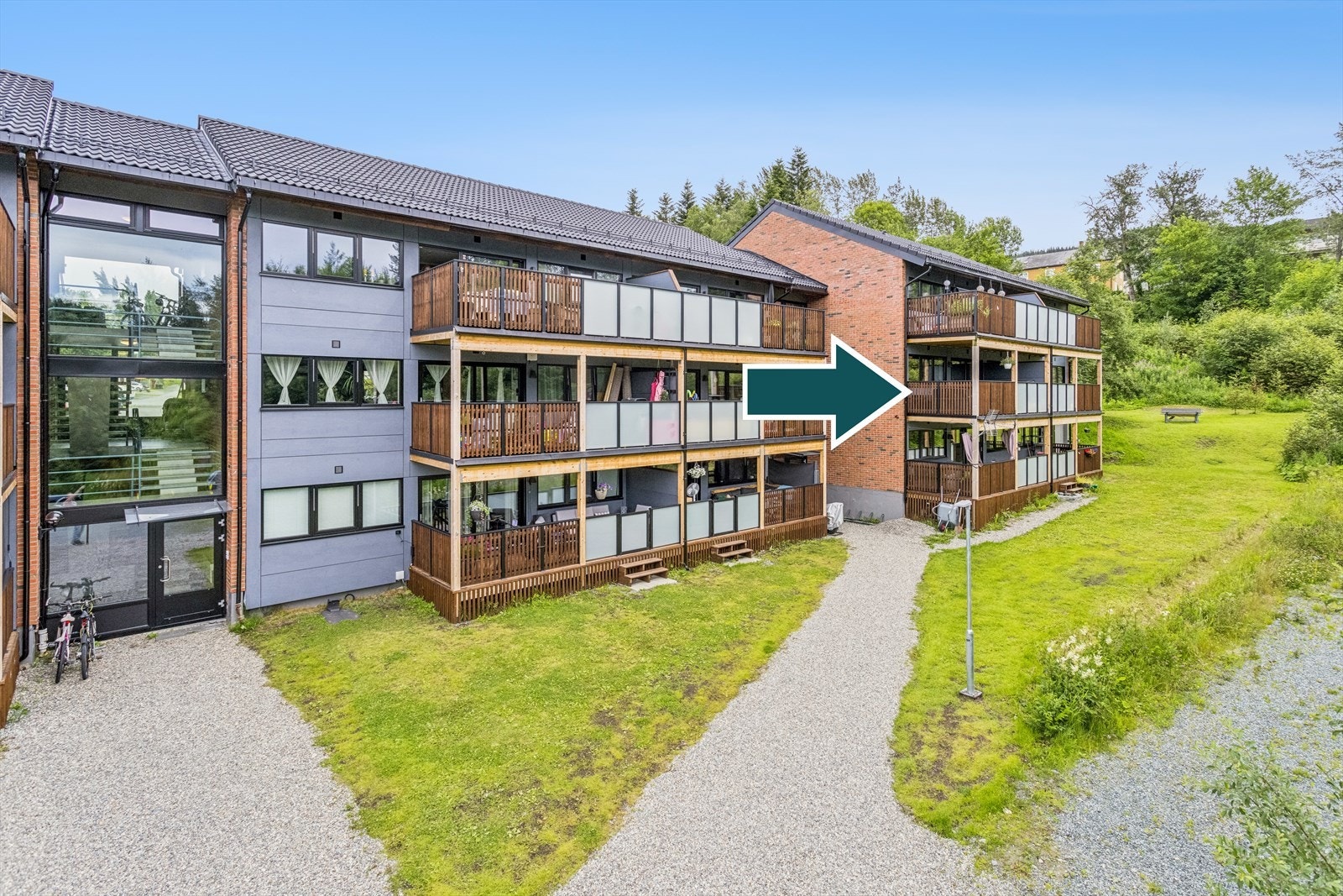 Leiligheten ligger fint til i høy 1. etasje, men oppleves som 2. etasje. Galleribilde
