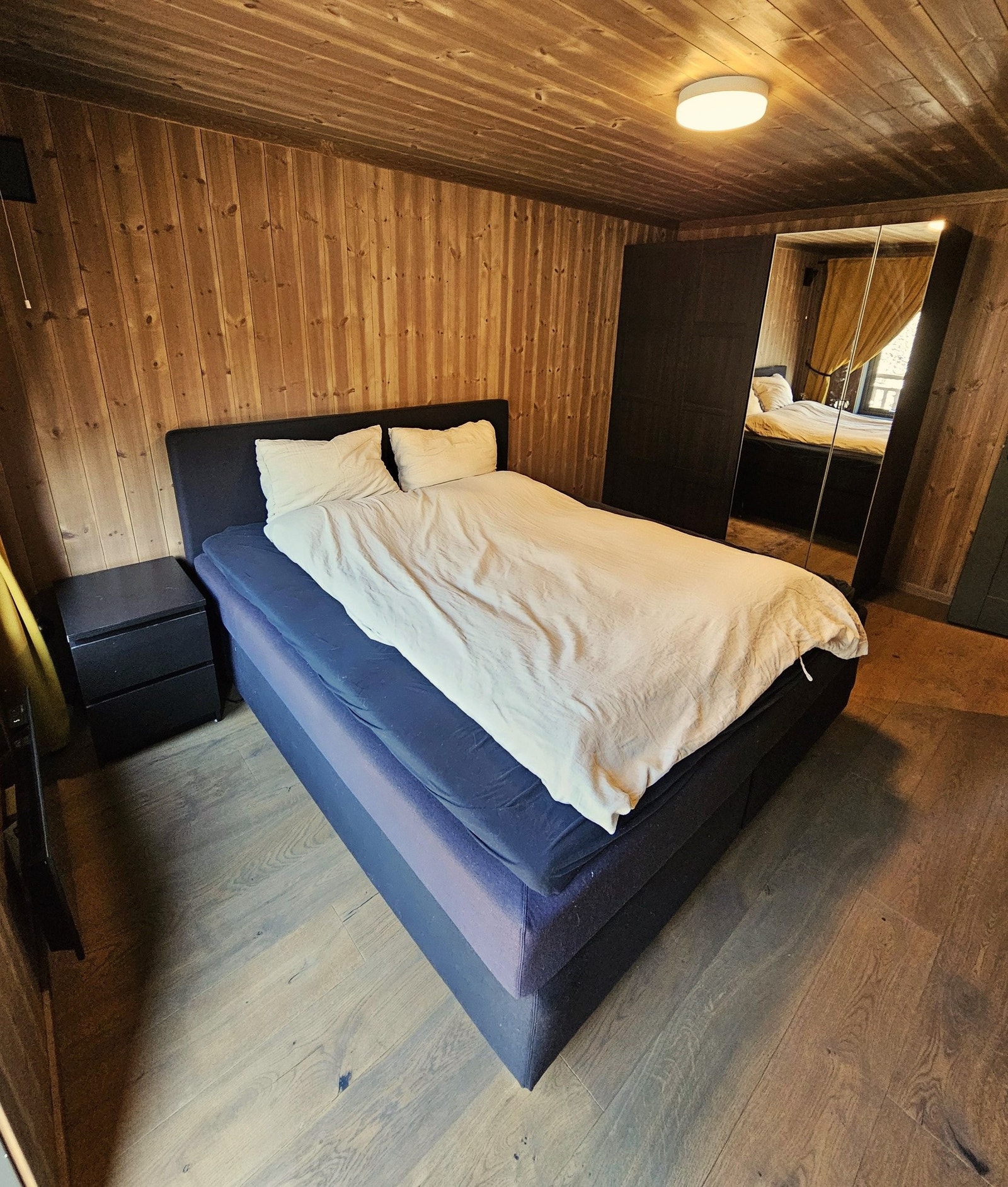 Hovedsoverom med vestvendte vinduer Galleribilde