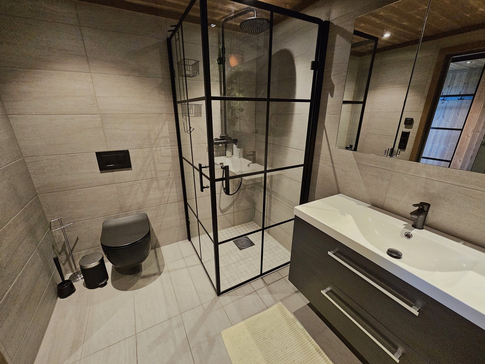 Flislagt bad med svarte moderne detaljer. Varmekabler i gulv. Galleribilde