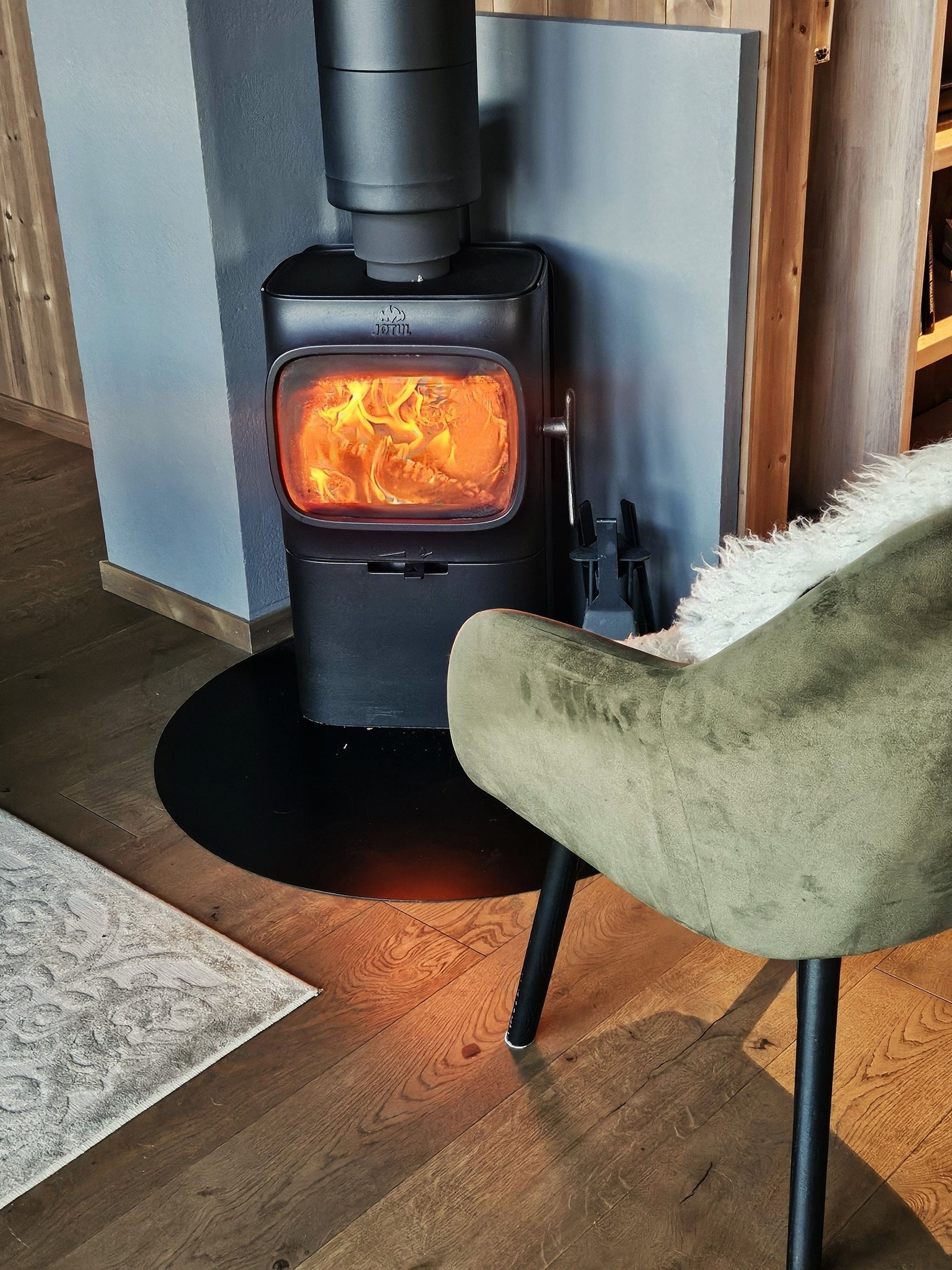 Ny moderne peis som gir god varme. Galleribilde