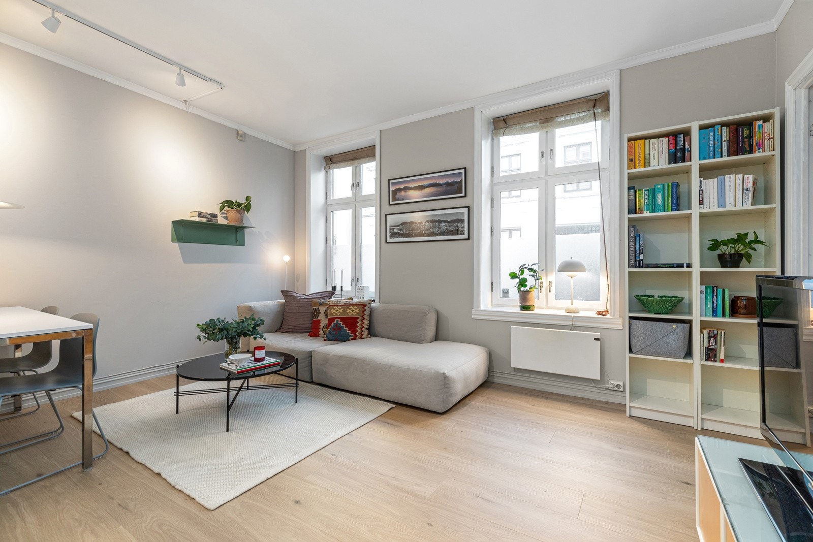 Stuen er romslig og har plass til både sittegruppe, oppbevaring og spisestue Galleribilde