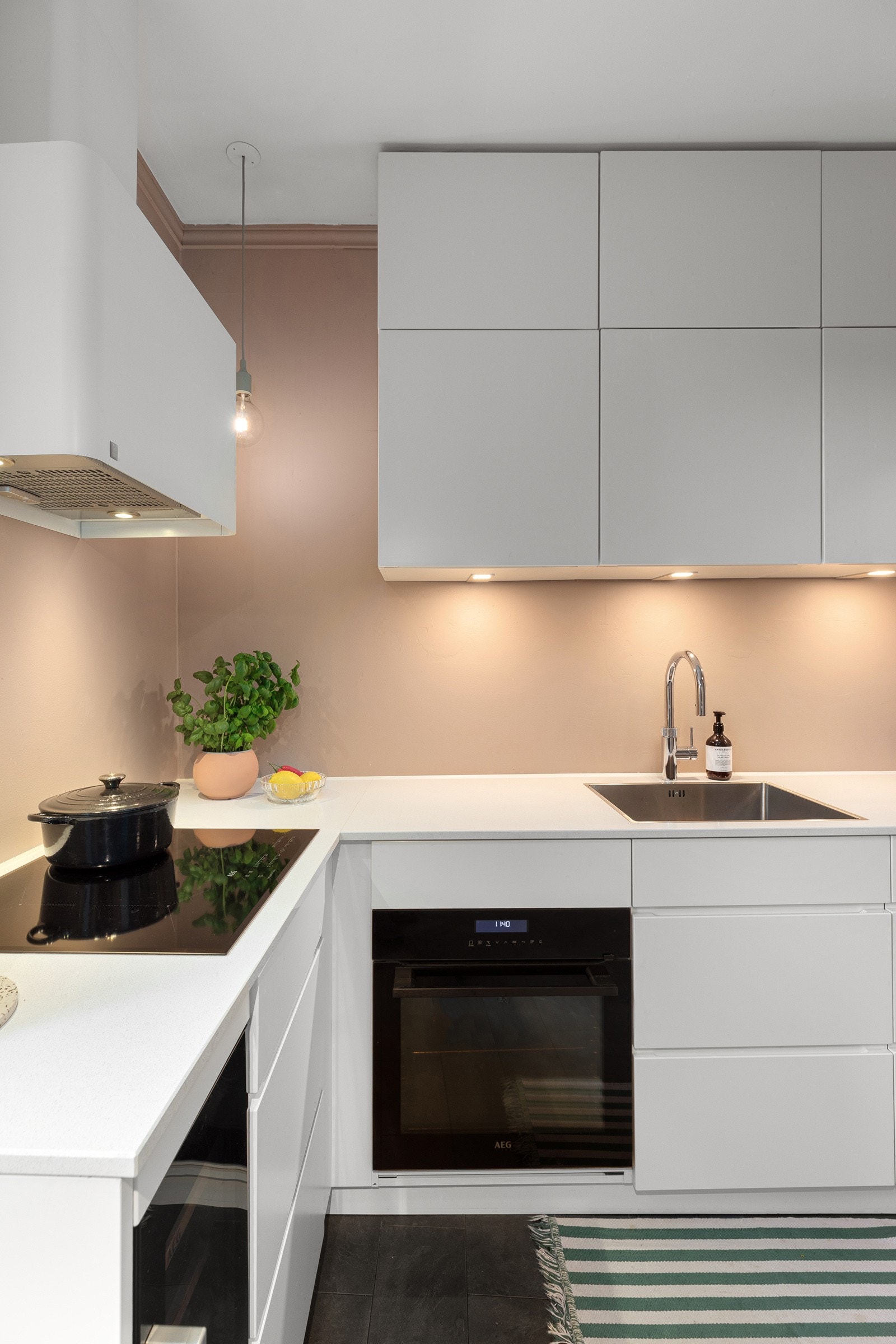 Kjøkkenet er utstyrt med integrerte hvitevarer Galleribilde