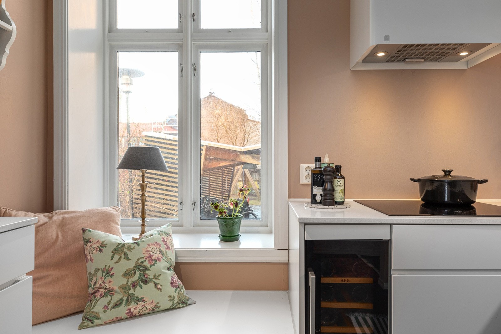 Leiligheten har et stilrent og funksjonelt KVIK-kjøkken fra 2019 Galleribilde