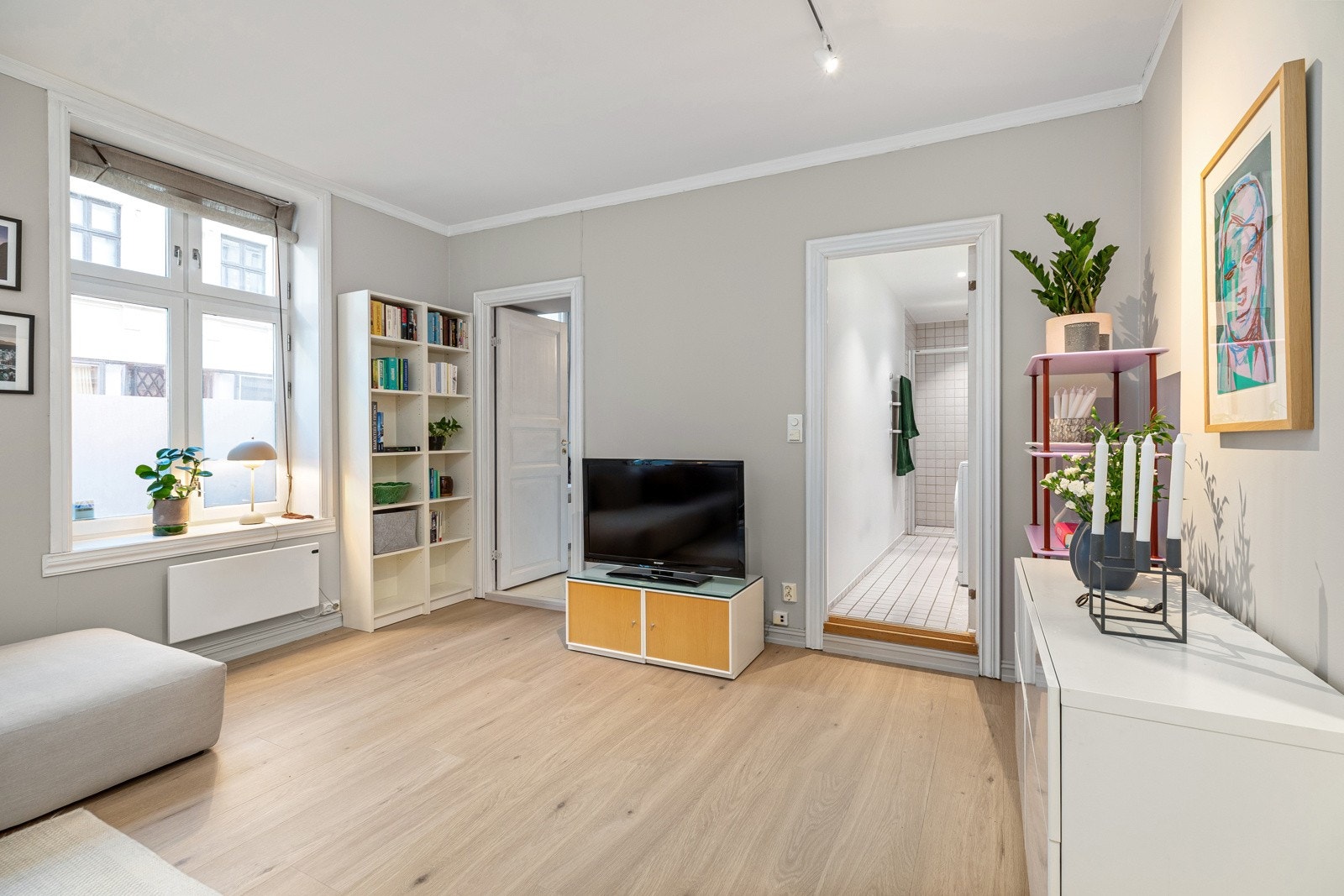 To store vinduer slipper inn godt med naturlig lys Galleribilde