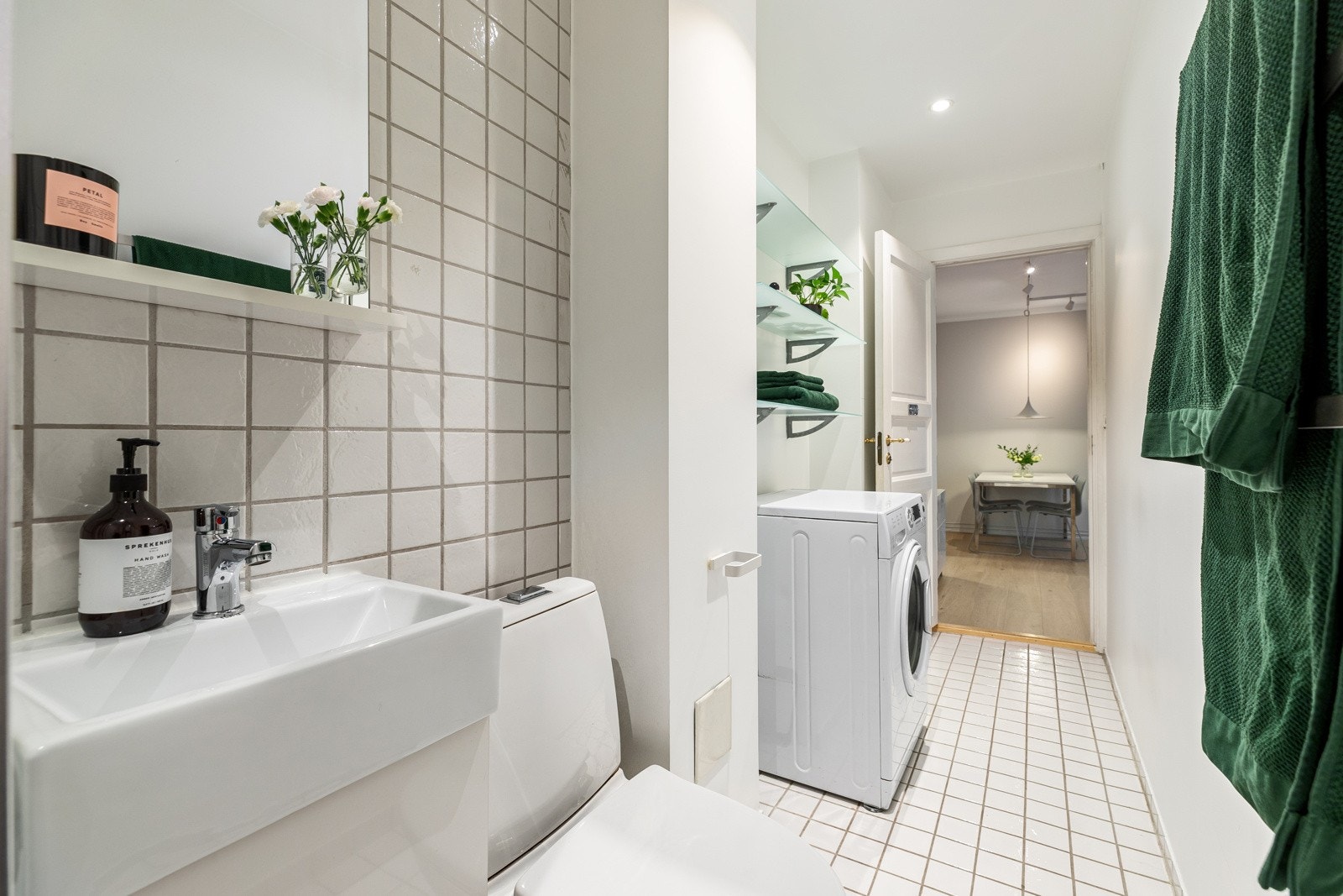 Det er opplegg for vaskemaskin på badet Galleribilde