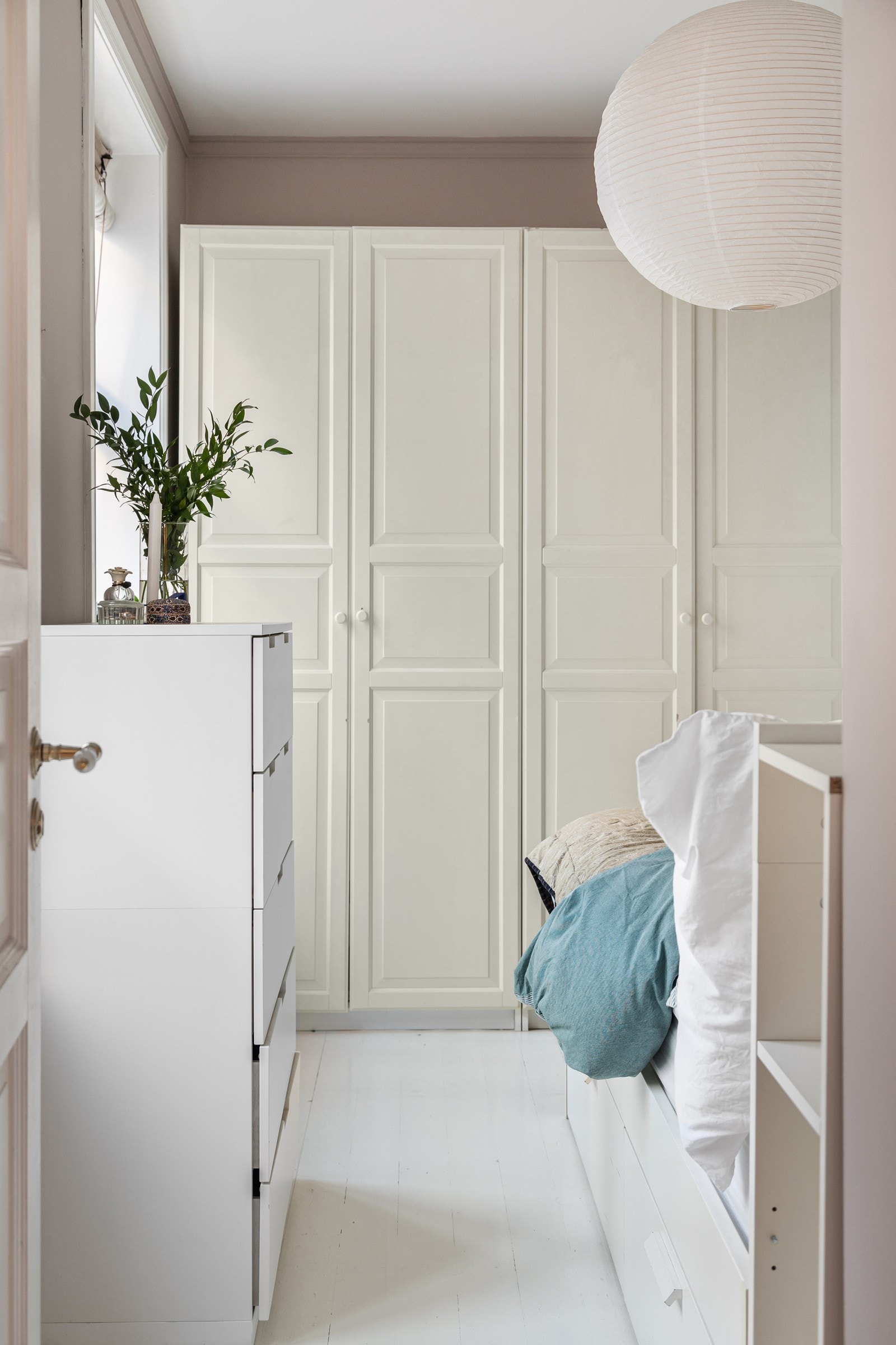 Et rolig og komfortabelt rom som gir gode forutsetninger for en god natts søvn Galleribilde