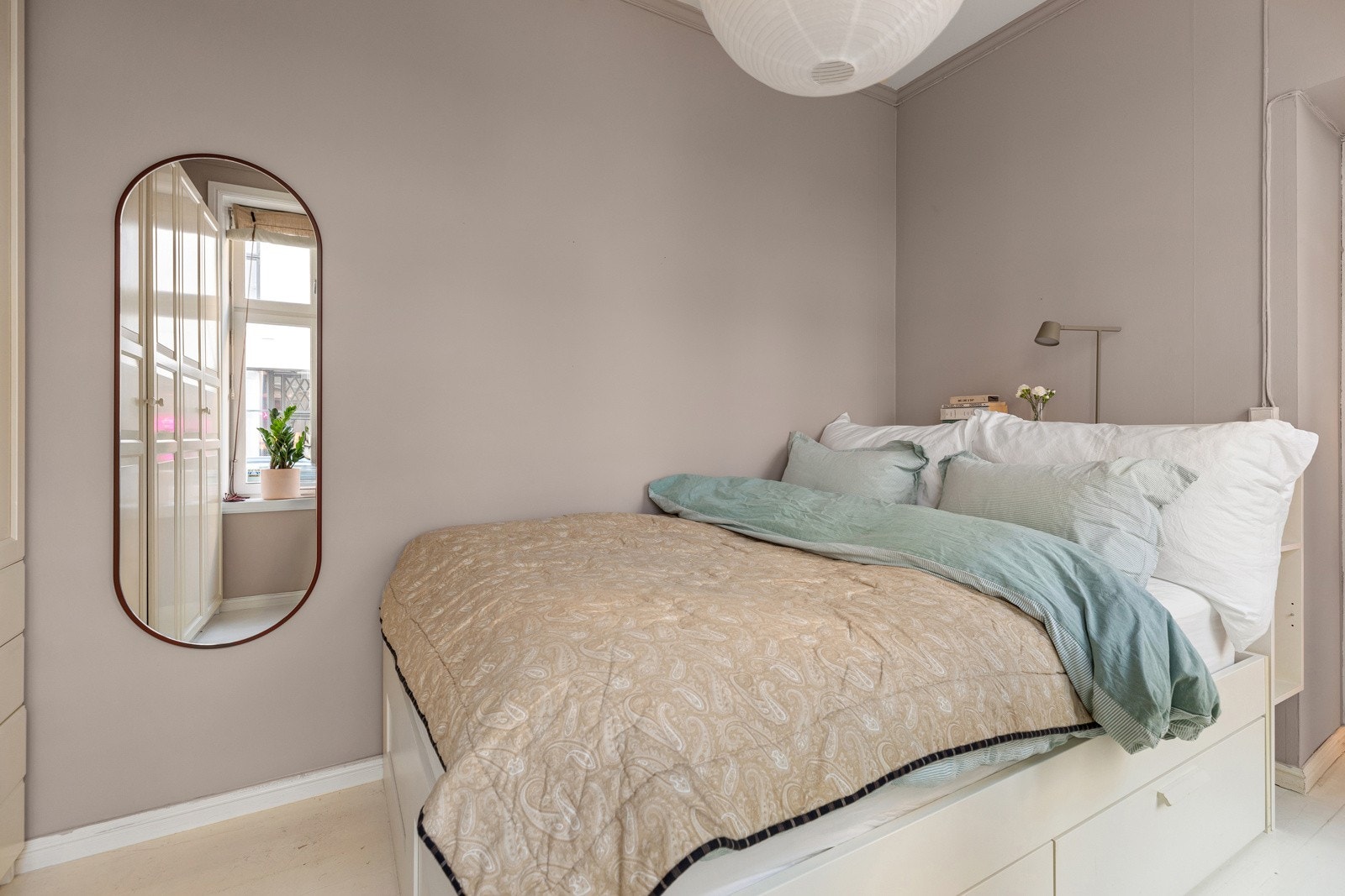 Her er det god plass til en dobbeltseng og oppbevaring Galleribilde