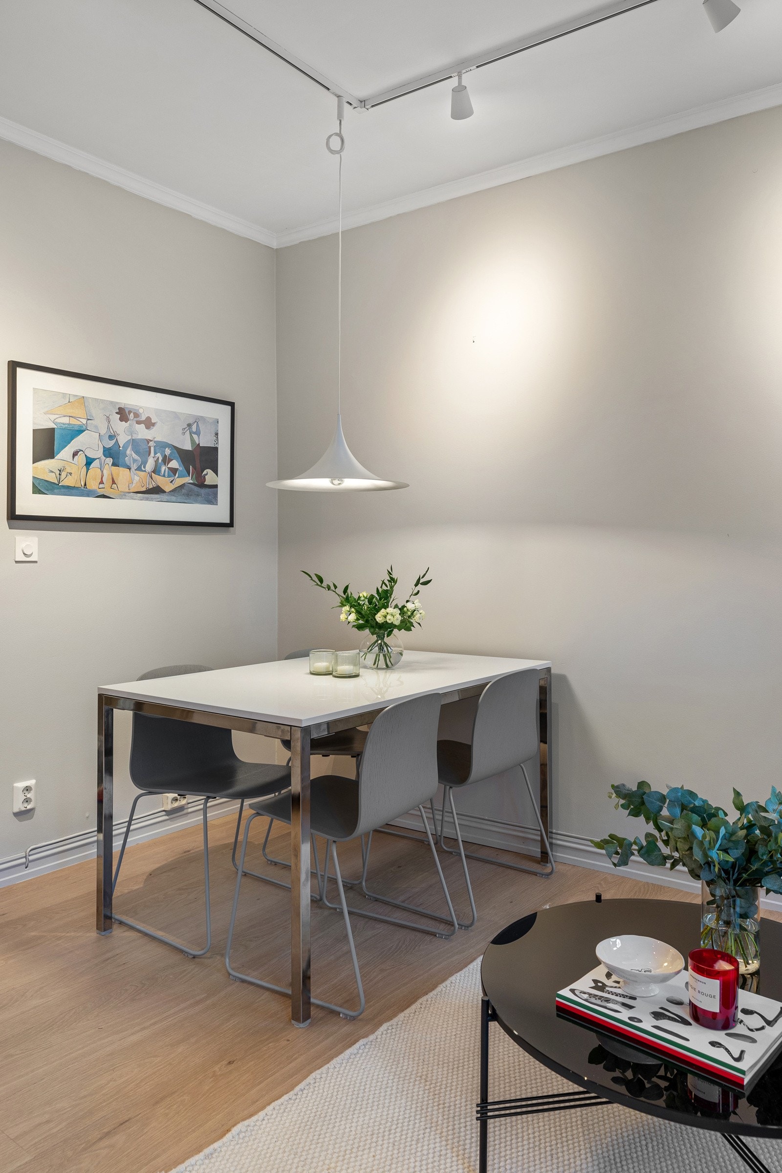 Stuen er perfekt for både hverdagsliv og sosiale sammenkomster Galleribilde