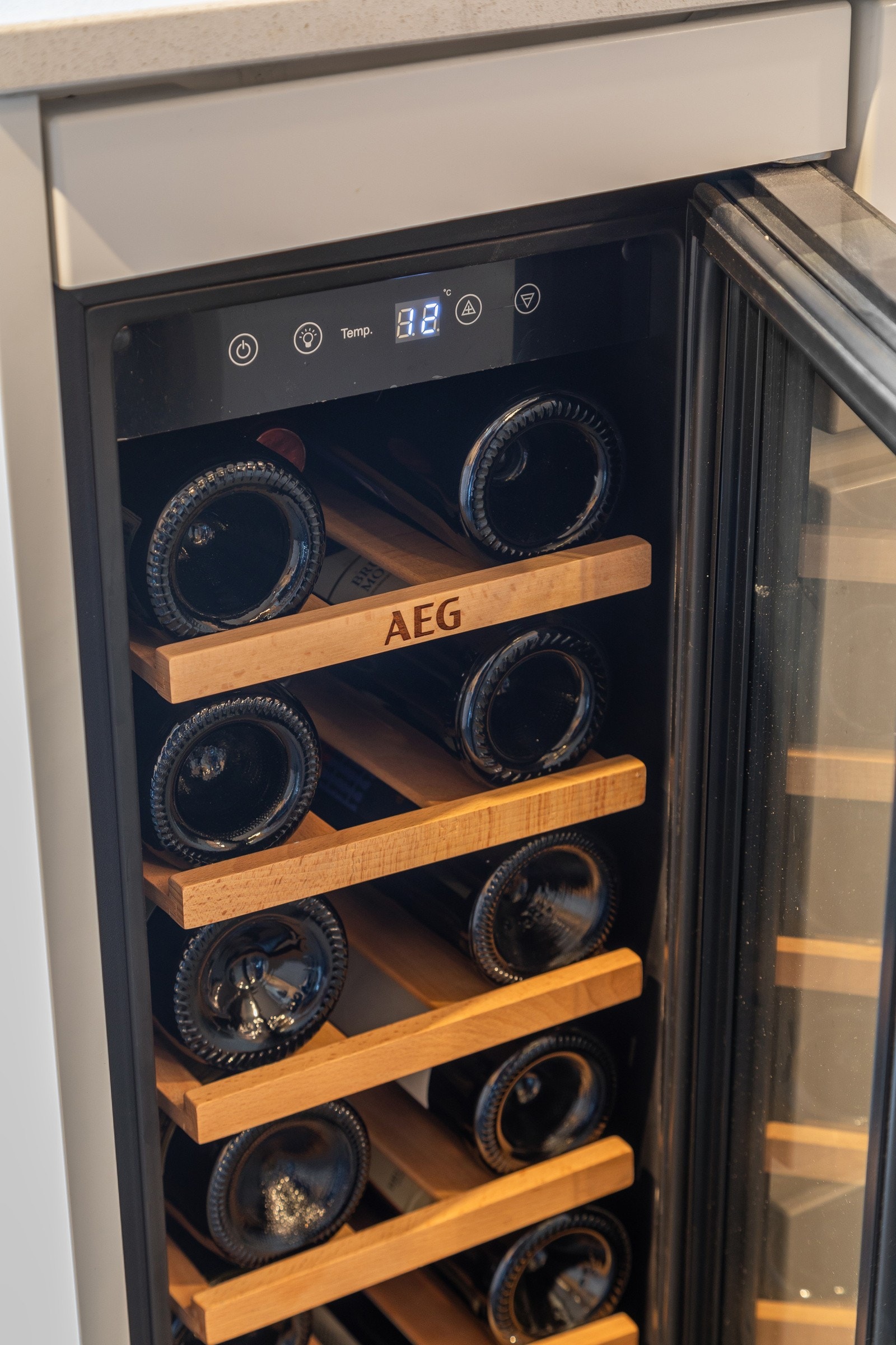 Det er et innholdsrikt kjøkken med bl.a. integrert vinskap Galleribilde