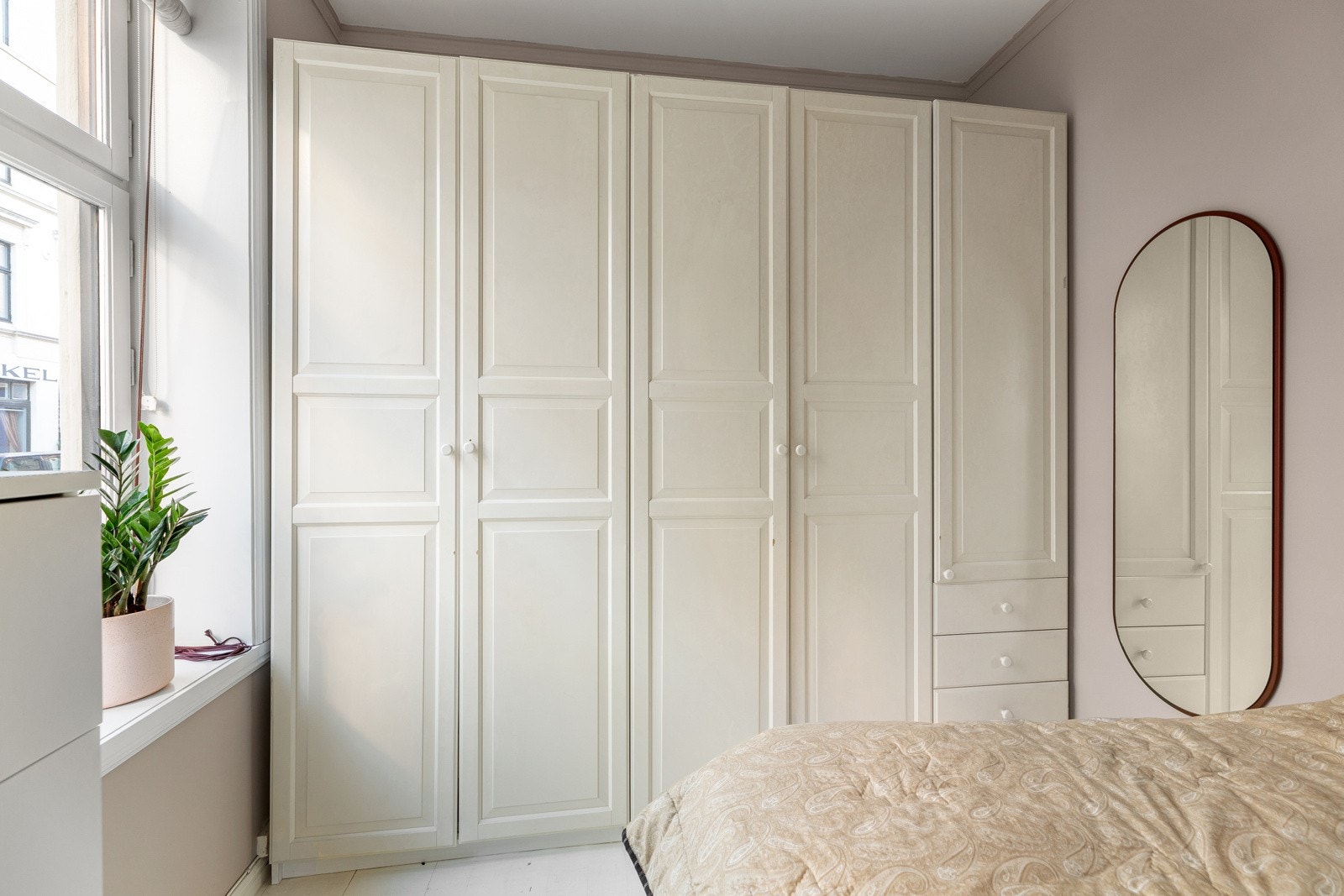 Stort garderobeskap på soverommet Galleribilde