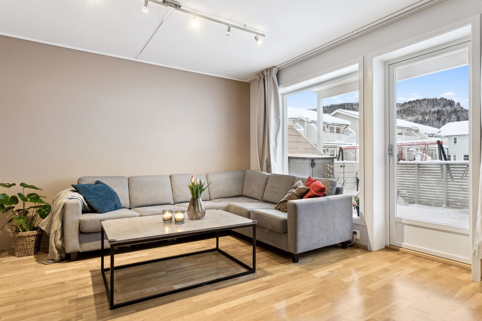 Store vindusflater slipper inn rikelig med dagslys, og stuen har direkte utgang til den romslige terrassen. Galleribilde