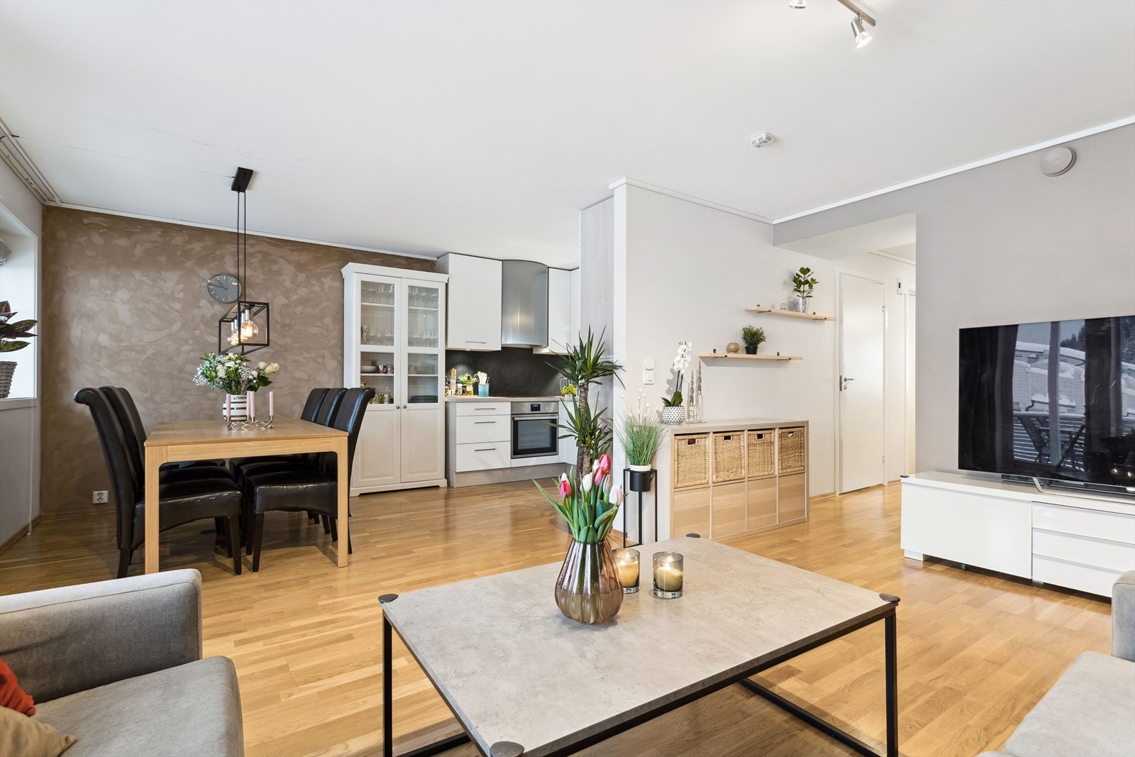 Leiligheten ligger i første etasje med enkel adkomst og flotte uteområder. Galleribilde