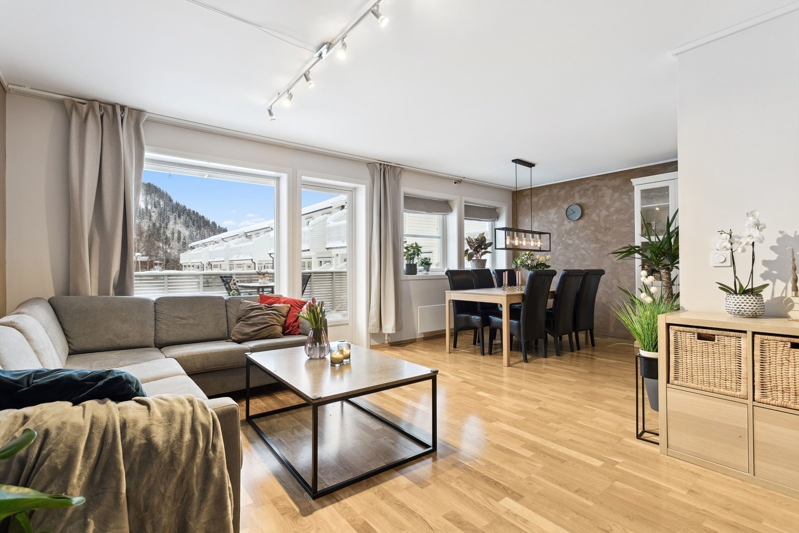 Aktiv Eiendomsmegling v/ Ludvig Bøgseth har gleden av å presentere denne flotte 3-roms leiligheten i Mølnbakken 12, Buvika. Galleribilde