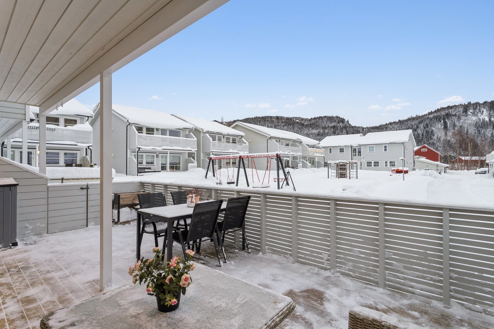 Terrassen måler ca. 24 kvm. Galleribilde