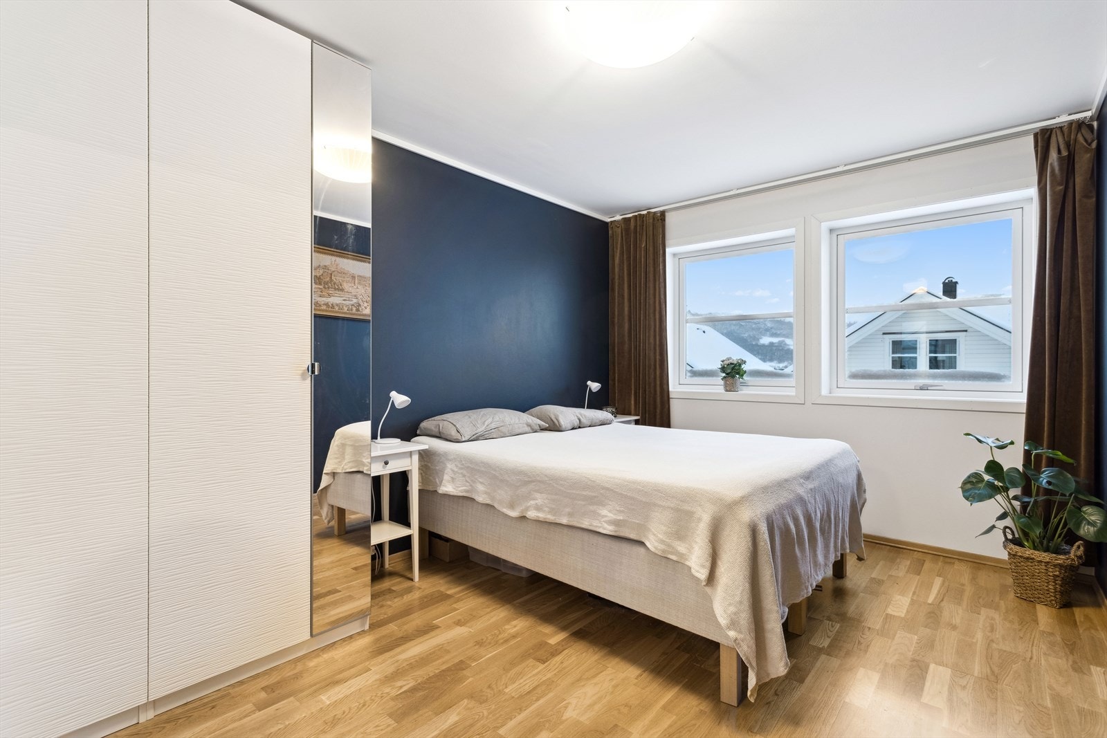 Hovedsoverommet har god plass til dobbeltseng, nattbord og garderobeskap. Galleribilde