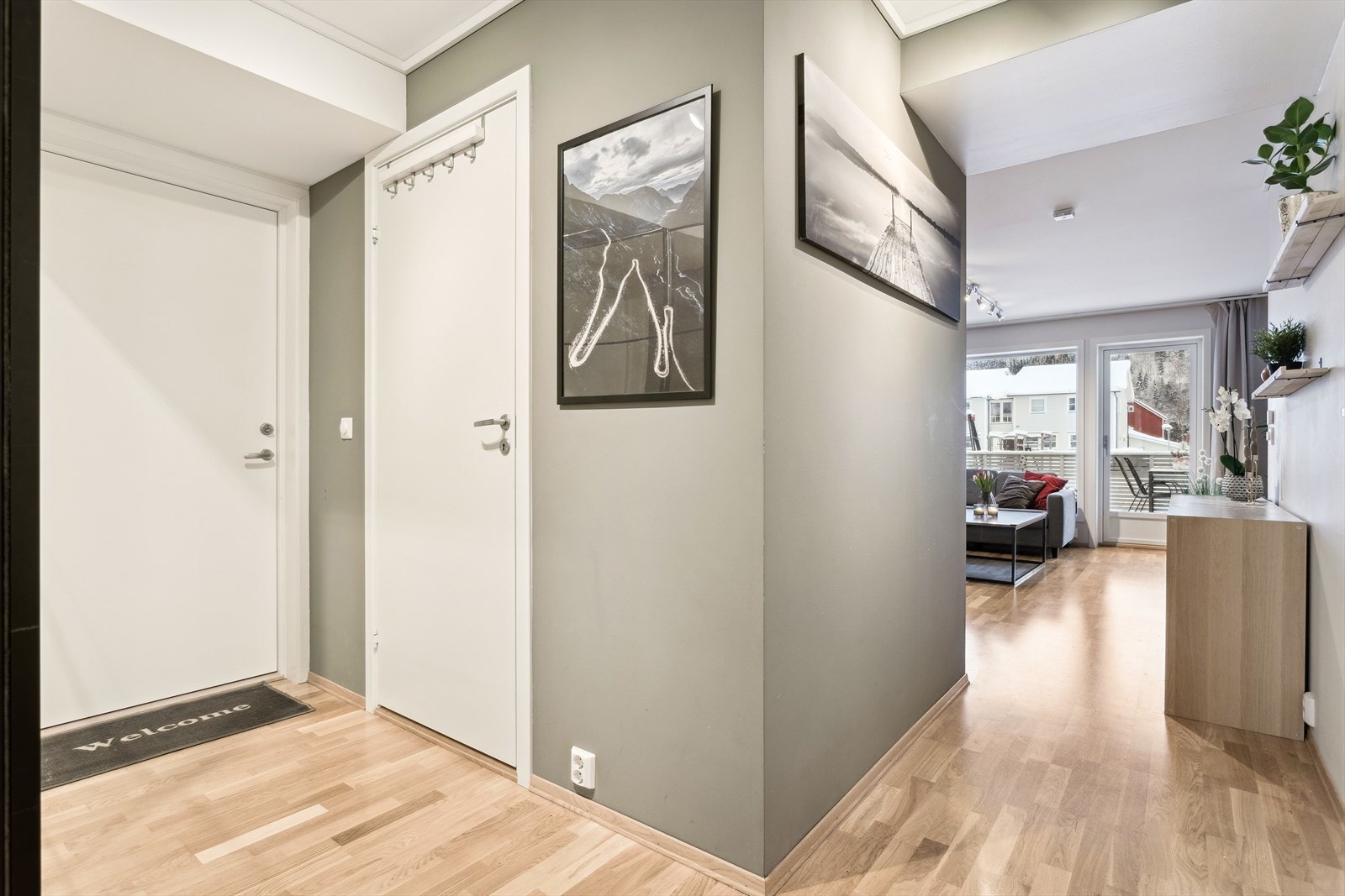 Mølnbakken 12 byr på en familievennlig beliggenhet i rolige omgivelser, samtidig som det er kort vei til dagligdagse nødvendigheter. Galleribilde