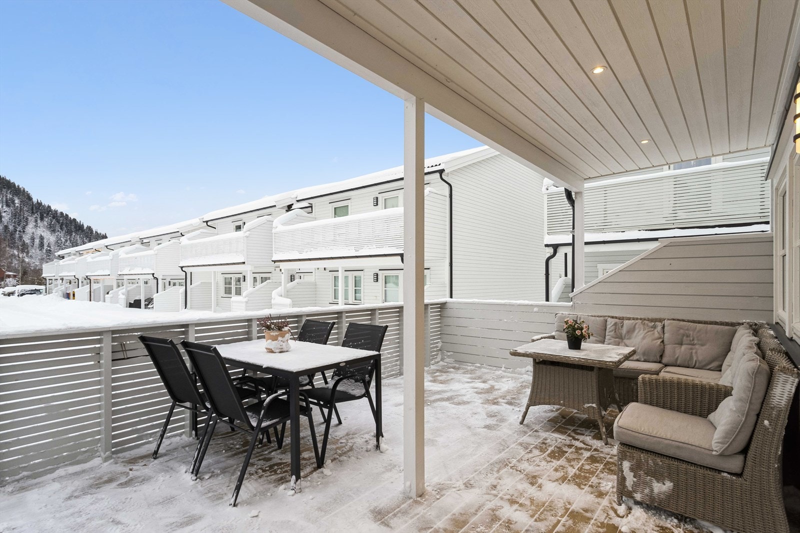 Terrassen har plass til både utemøbler og grill, og det er etablert rekkverk av impregnerte materialer. Galleribilde