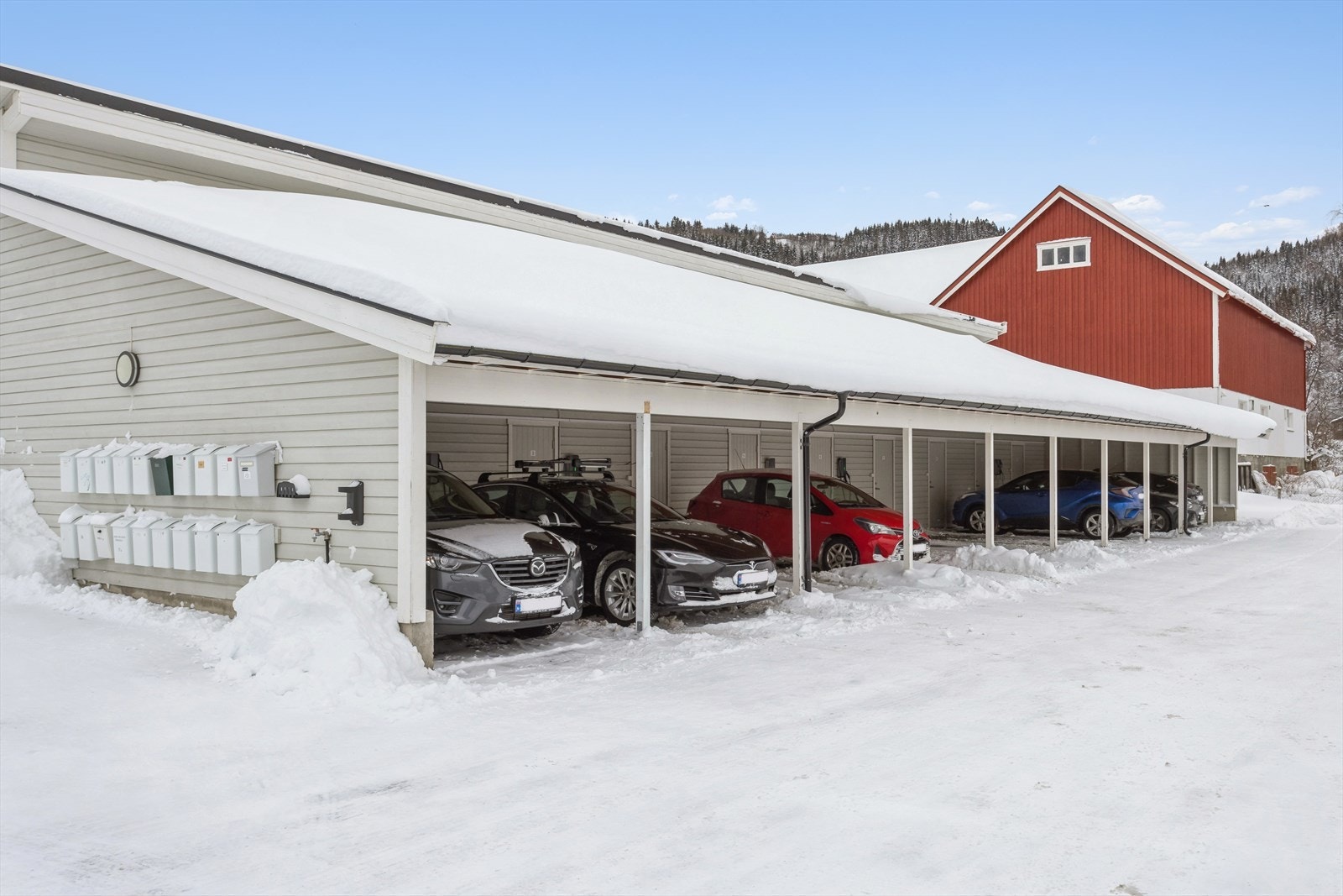 Det medfølger carport med elbillader og en bod på 5 kvm. Galleribilde