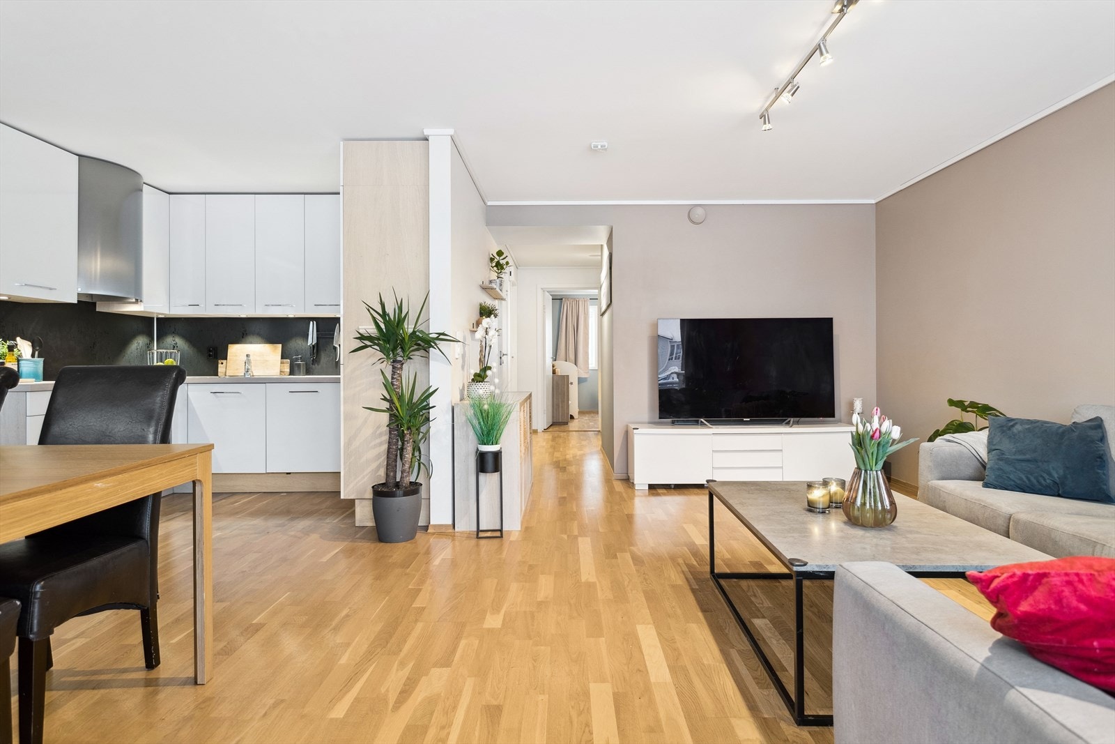 Åpen stue- og kjøkkenløsning skaper et sosialt og innbydende allrom. Galleribilde