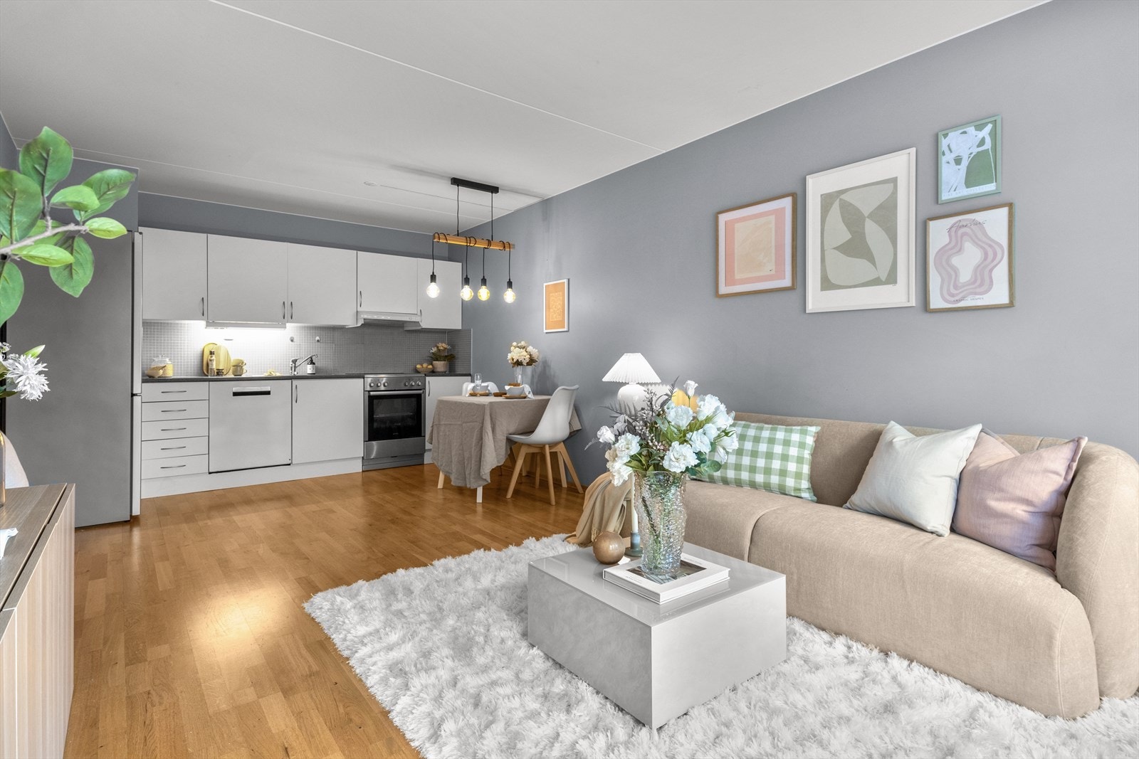 Denne koselige stuen er det naturlige oppholdsrommet i leiligheten. Galleribilde