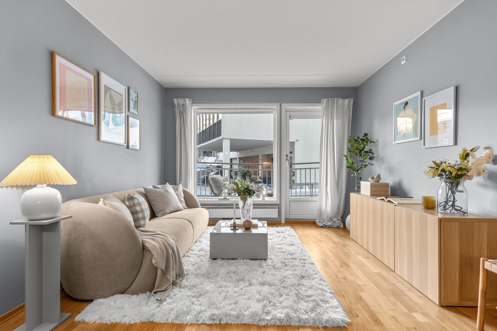 Leiligheten har store vindusflater som gir rikelig med luft og lys. Galleribilde