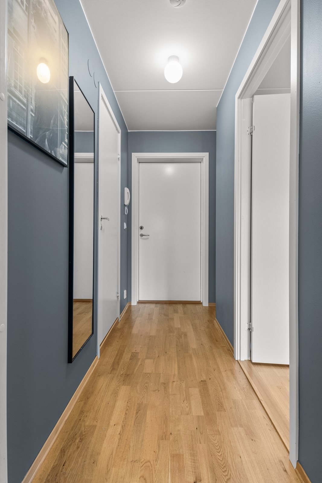 Entré med god plass til å henge opp jakker og sette fra seg sko. Galleribilde