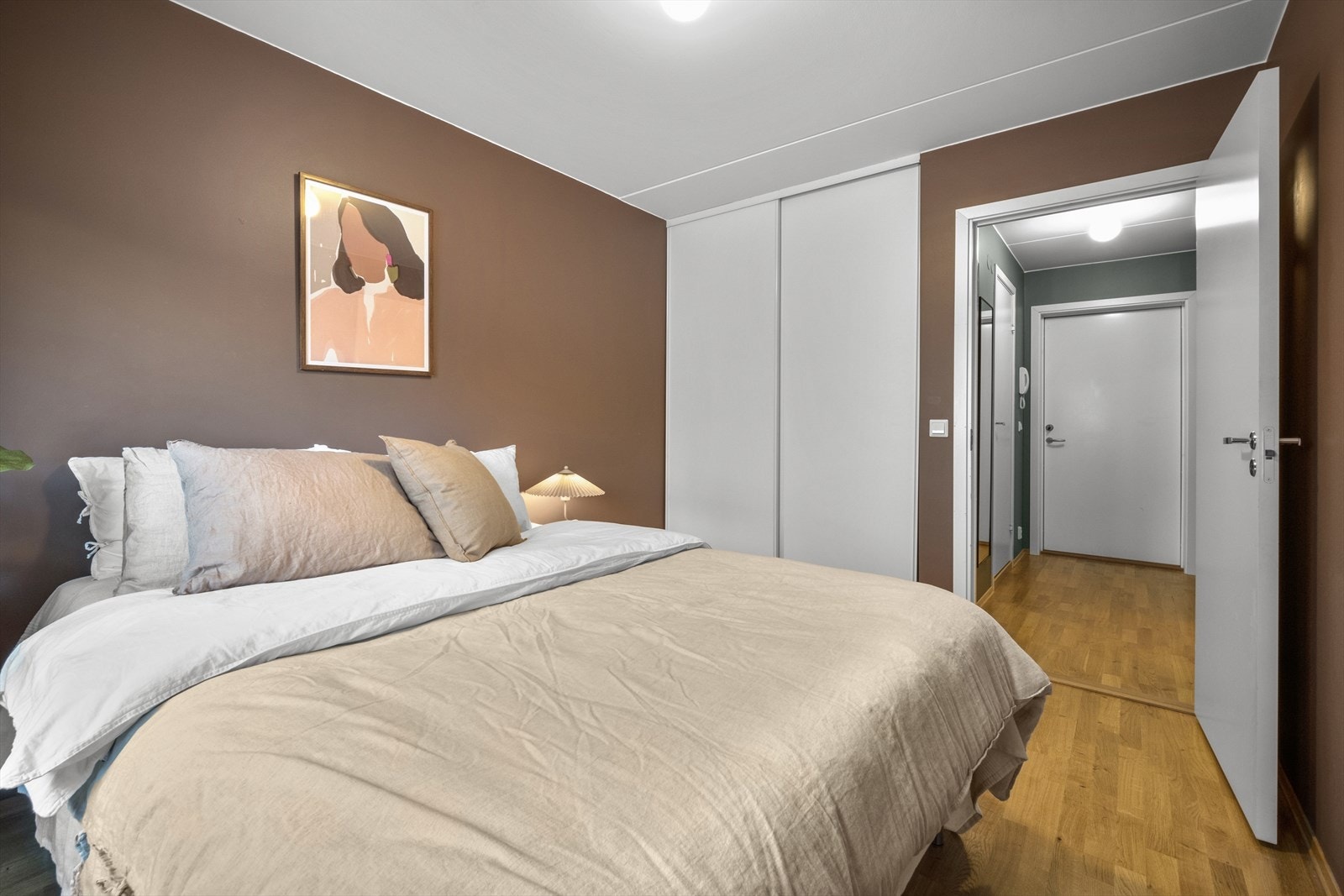 Integrert garderobeløsning, som gir godt med lagringsplass. Galleribilde