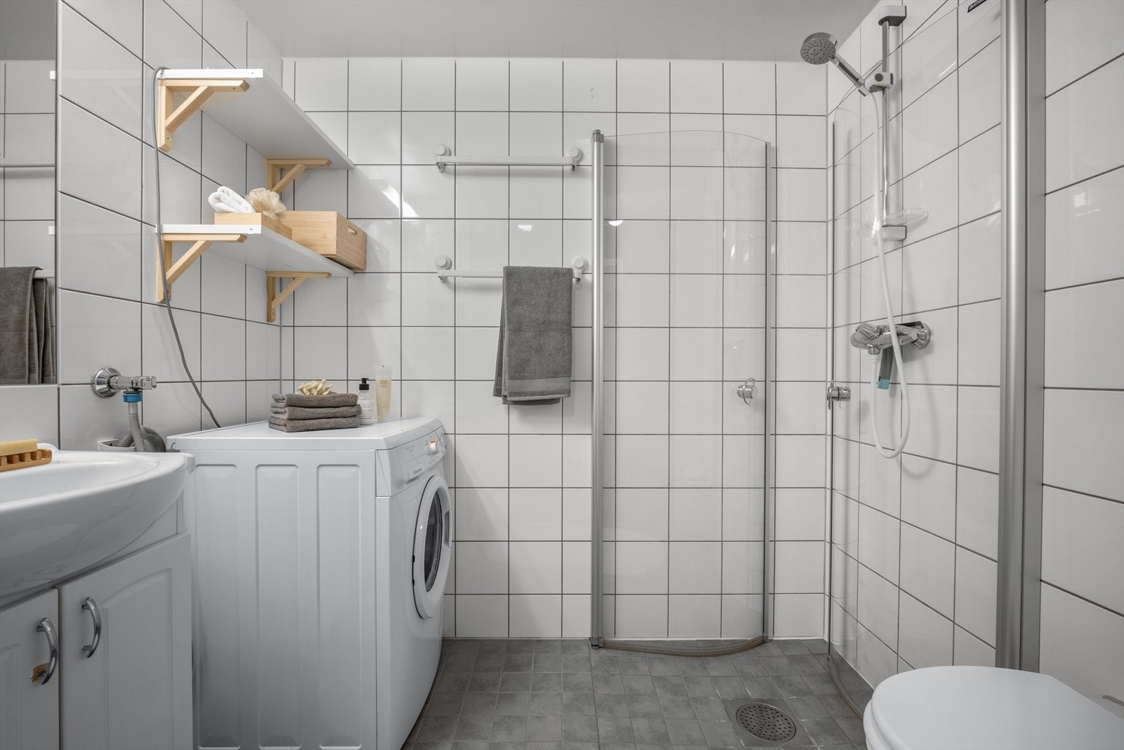 Lyst og pent flislagt bad med elektriske varmekabler i gulv fra byggeår. Galleribilde