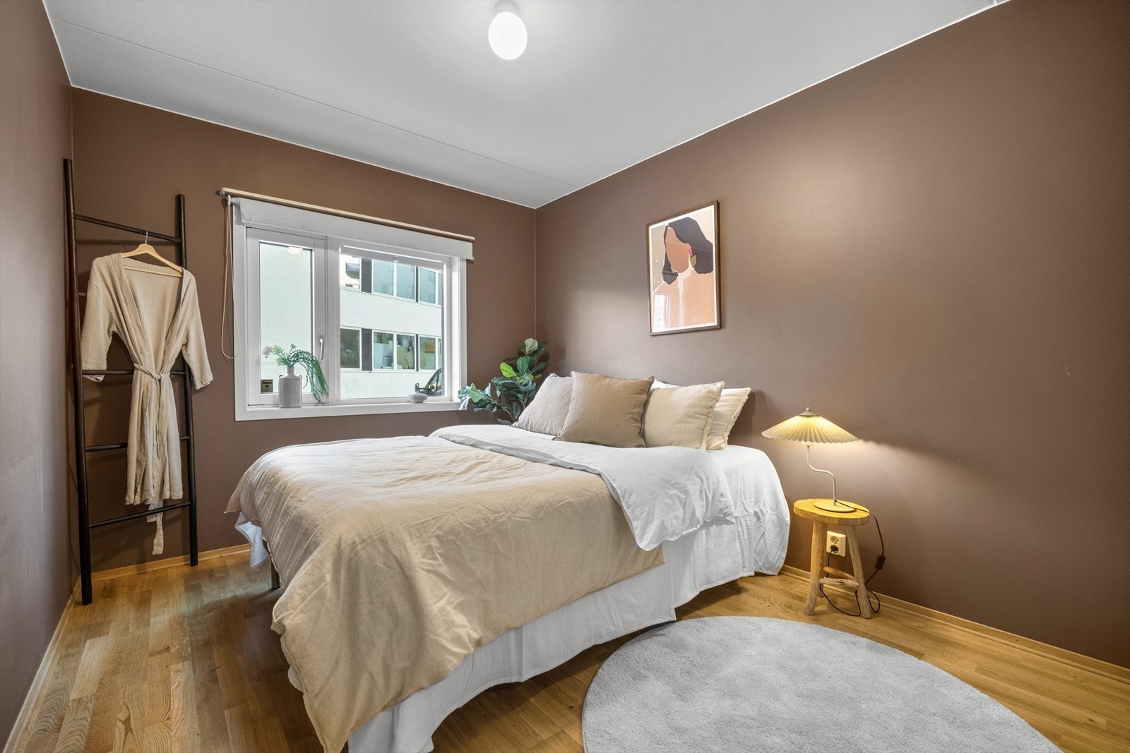 Romslig soverom med god plass til en dobbeltseng og annen møblering. Galleribilde