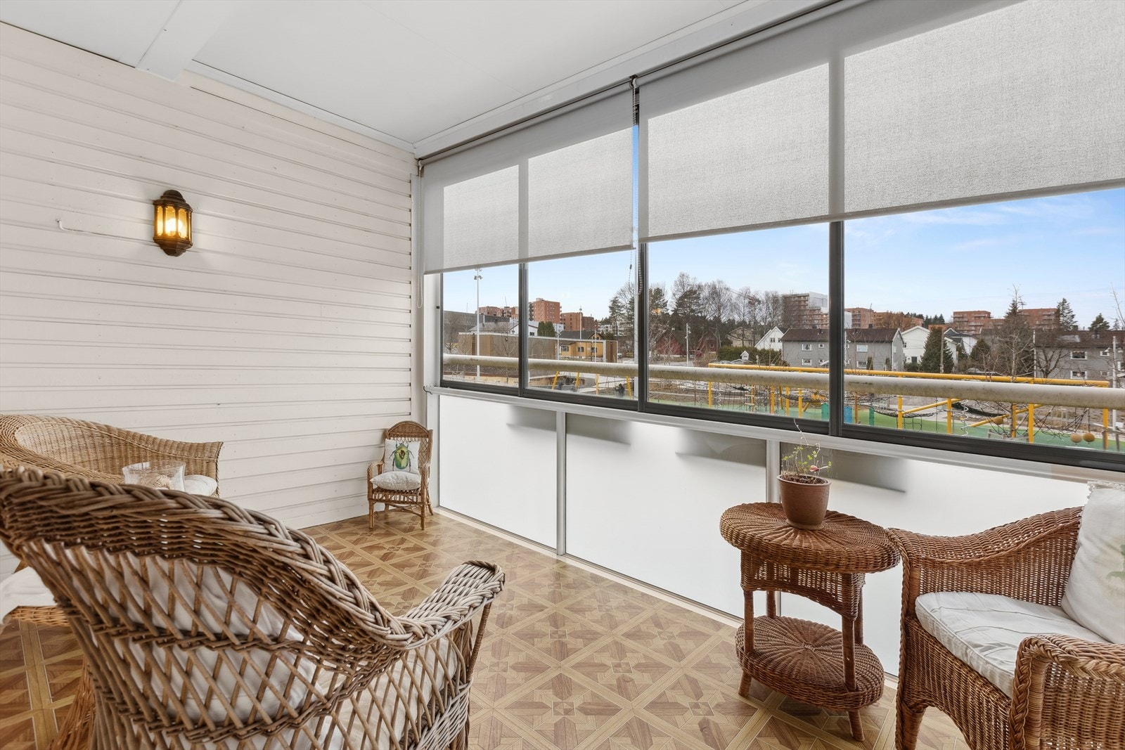 Romslig innglasset balkong på hele 10 kvm, vender mot vest og vender mot den flotte Skårerparken. Galleribilde