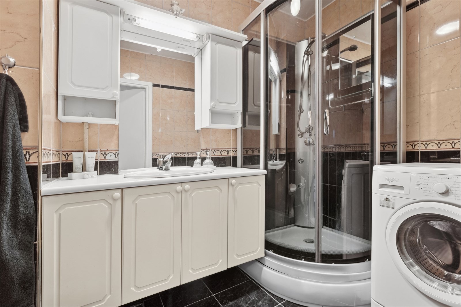 Kombinert bad/vaskerom. Galleribilde