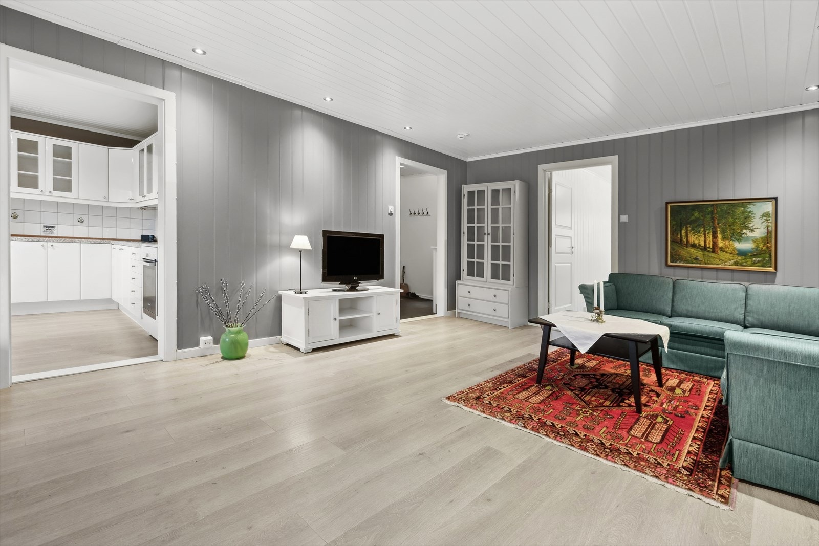 Enstavs laminat og pene overflater. Downlights i taket. Galleribilde