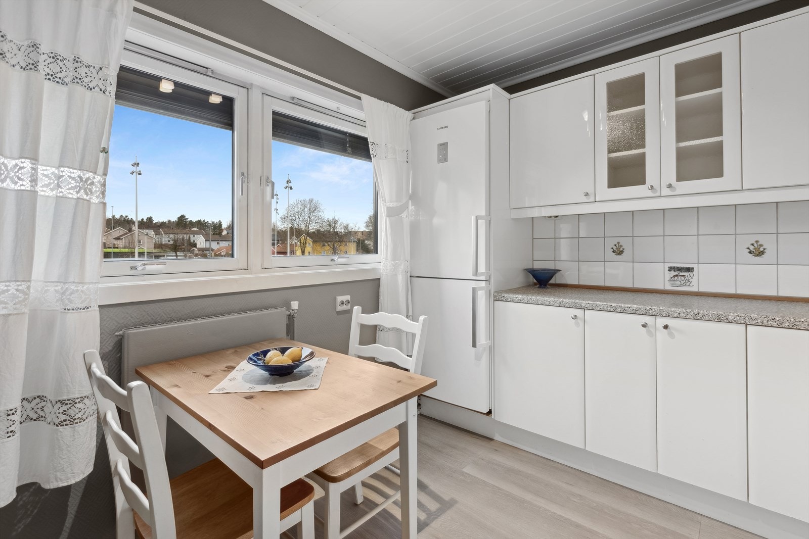 Koselig med spiseplass ved vindu. Galleribilde