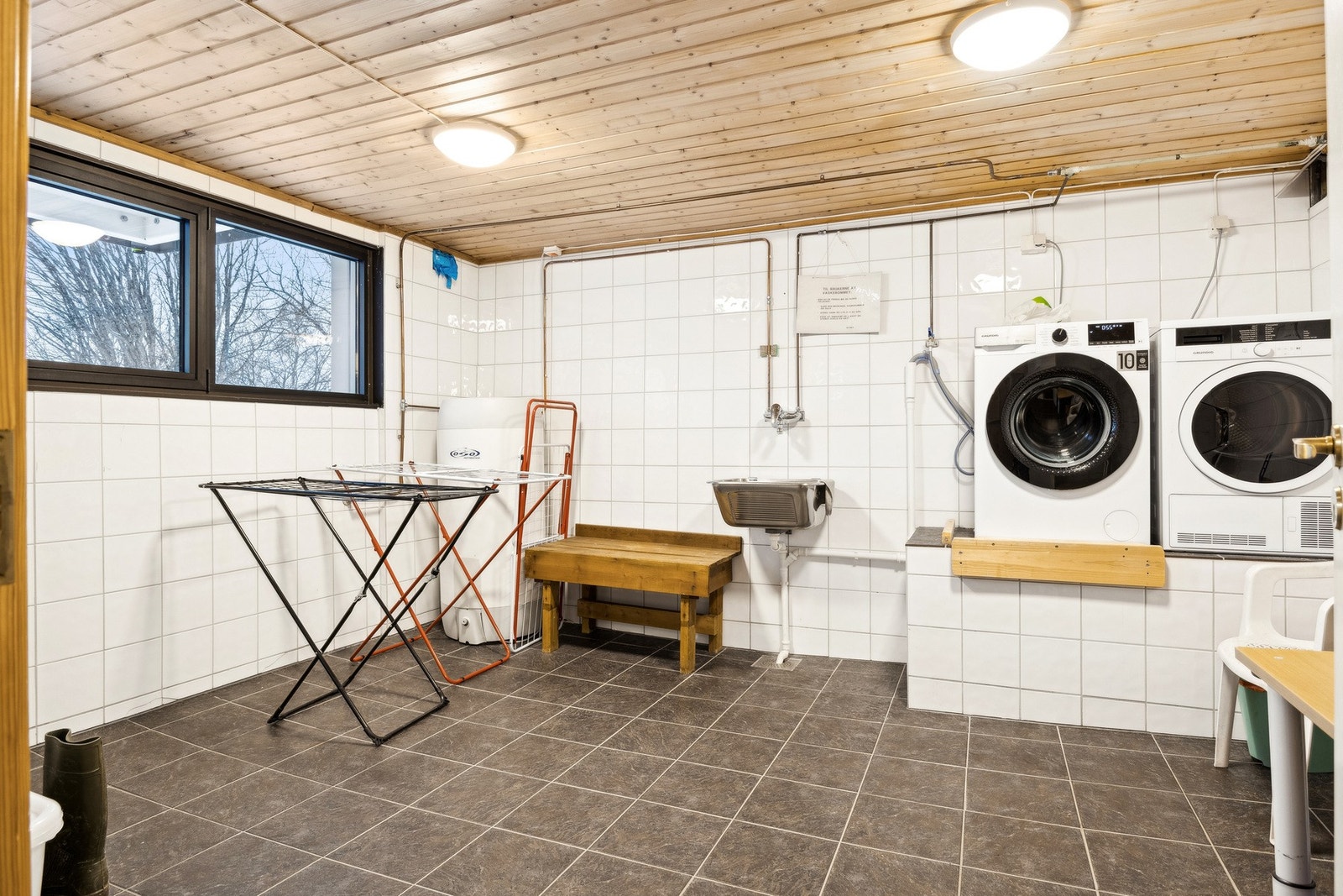 I bygget er det et fint fellesvaskeri som benyttes av de minste leilighetene. Galleribilde