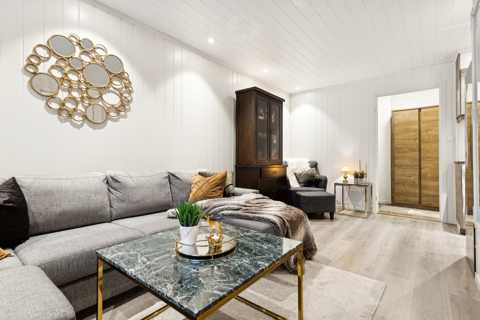 Stua har svært god belysning via downlights Galleribilde