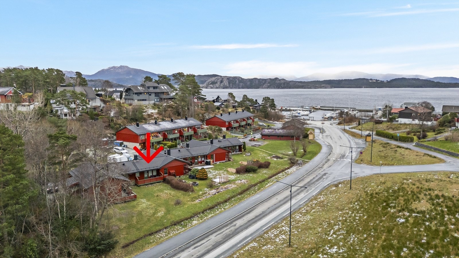 Burettslaget ligg fint til - bustaden har terrasse og hage mot vest Galleribilde