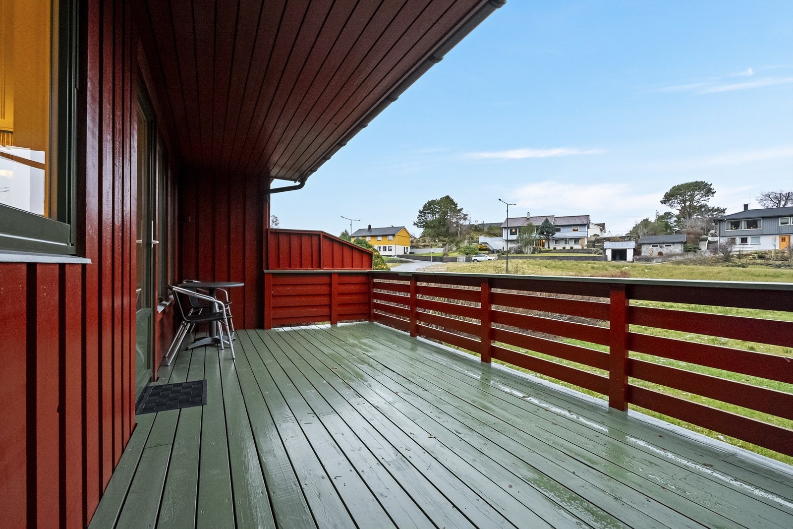 Vestvendt terrasse med grøntareal framfor Galleribilde