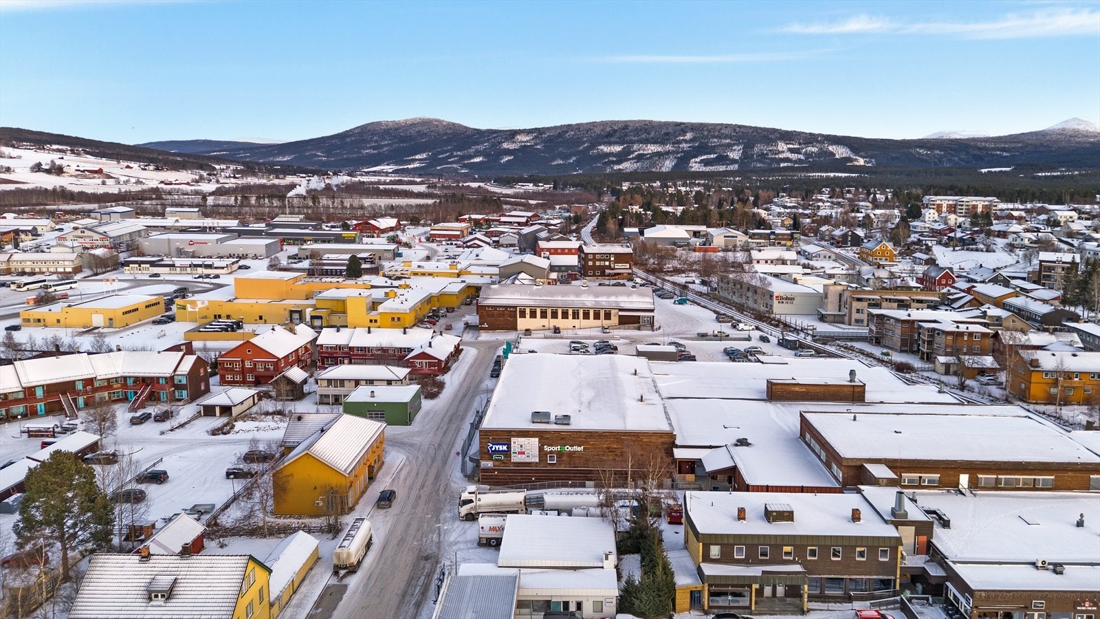 Leiligheten ligger kun en kort spasertur fra det populære Alti-senteret på Tynset, hvor en finner dagligvare, kafé, apotek og restaurant mm. Galleribilde
