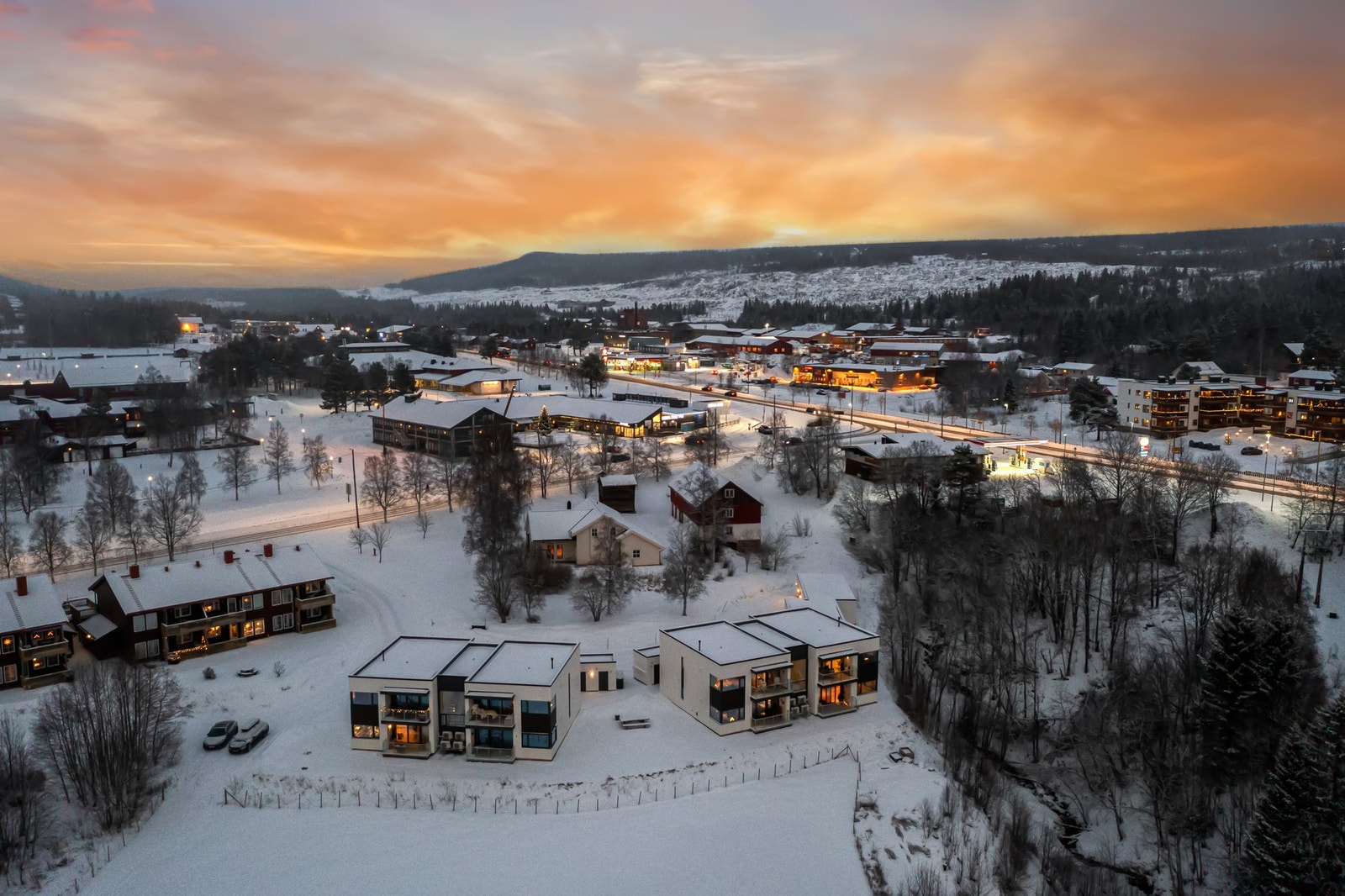 Dronebilde av leilighetene med Berkåk sentrum i bakgrunn. Galleribilde
