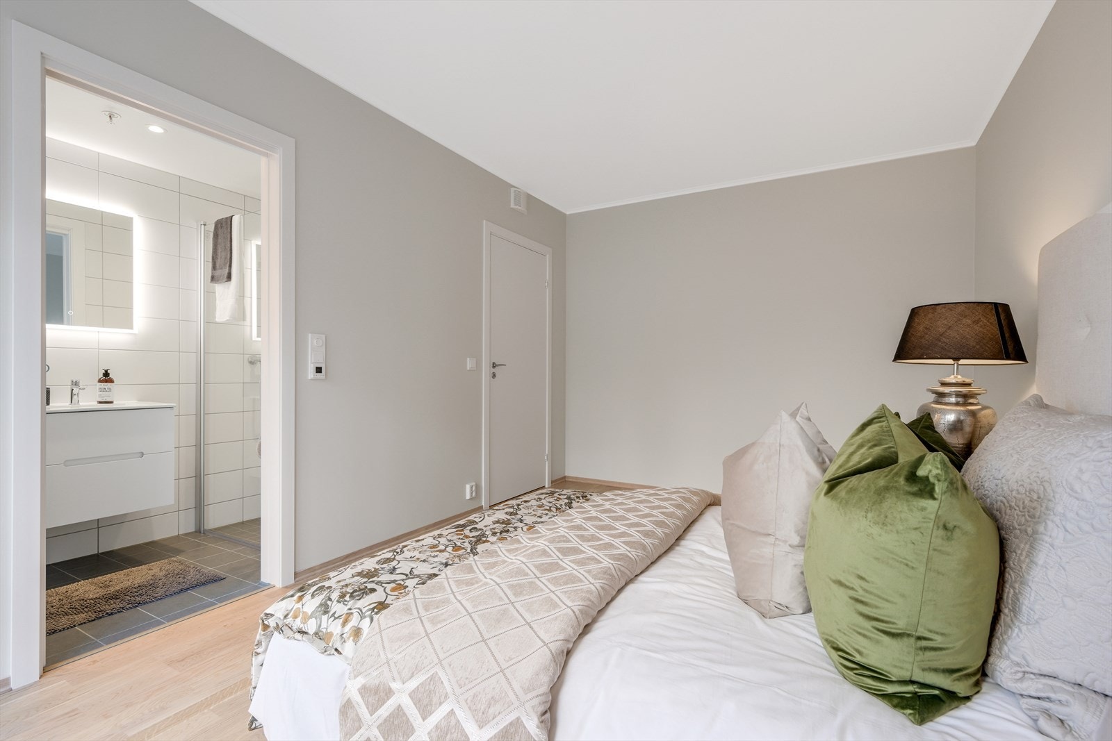 Hovedsoverom med tilhørende bad. Galleribilde