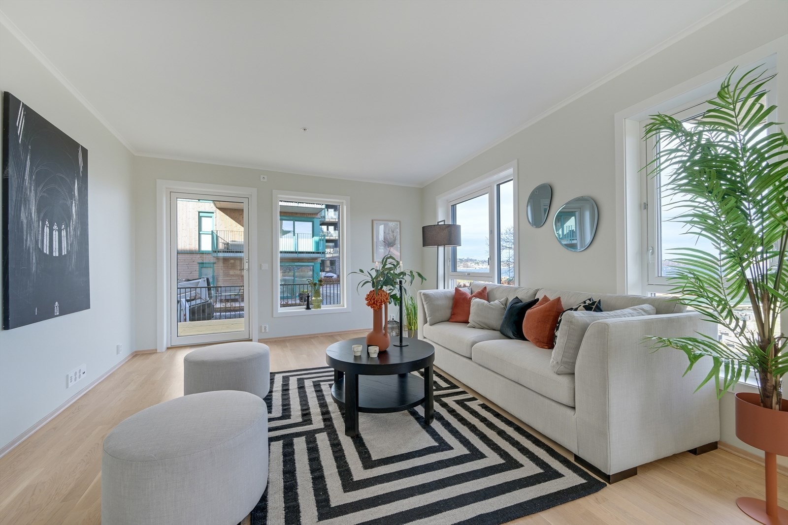 Lys og fin stue med mange vinduer, men har allikevel mye veggflater. Galleribilde