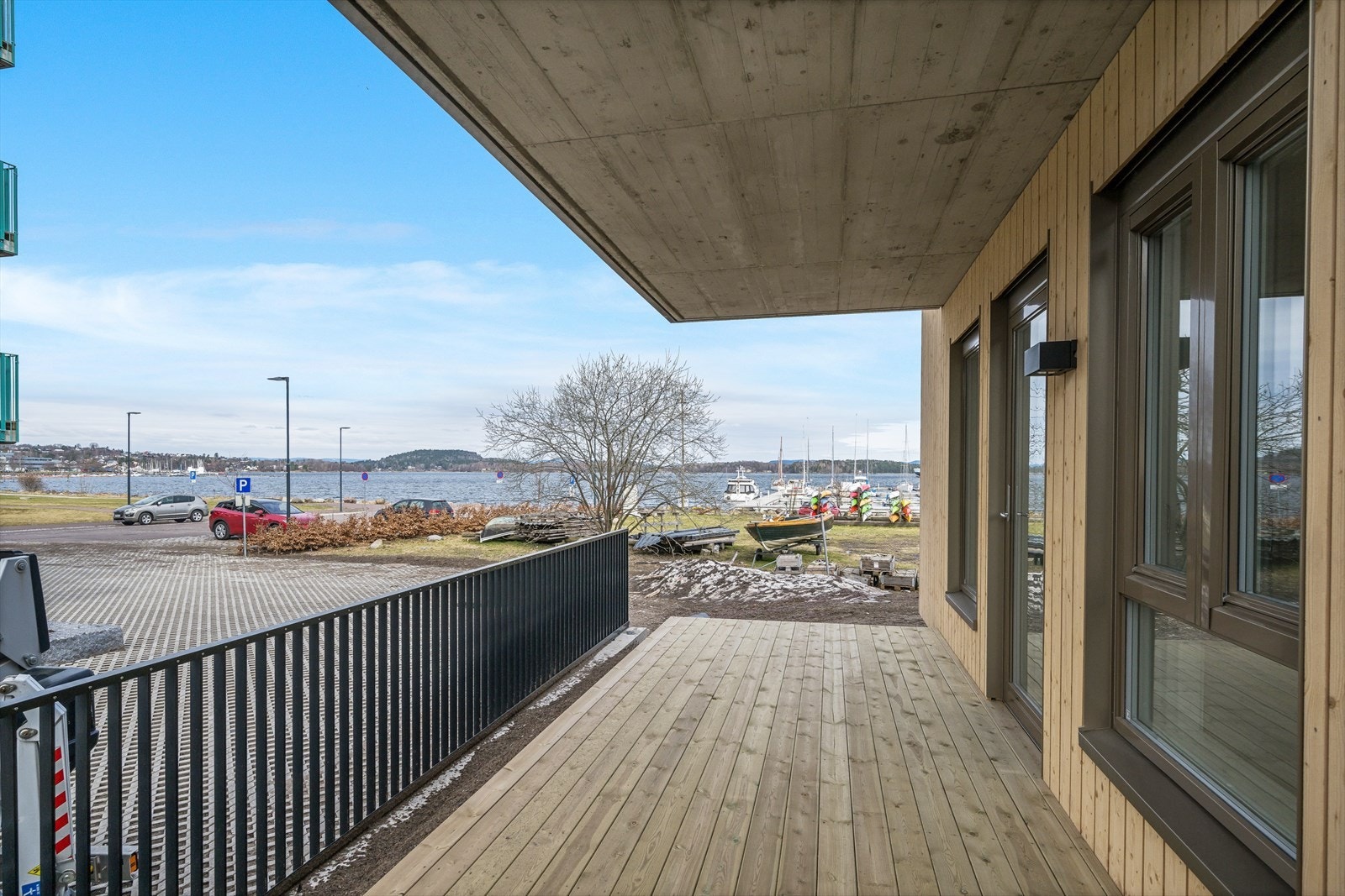 Vestvendt markterrasse med utgang fra stuen. Galleribilde